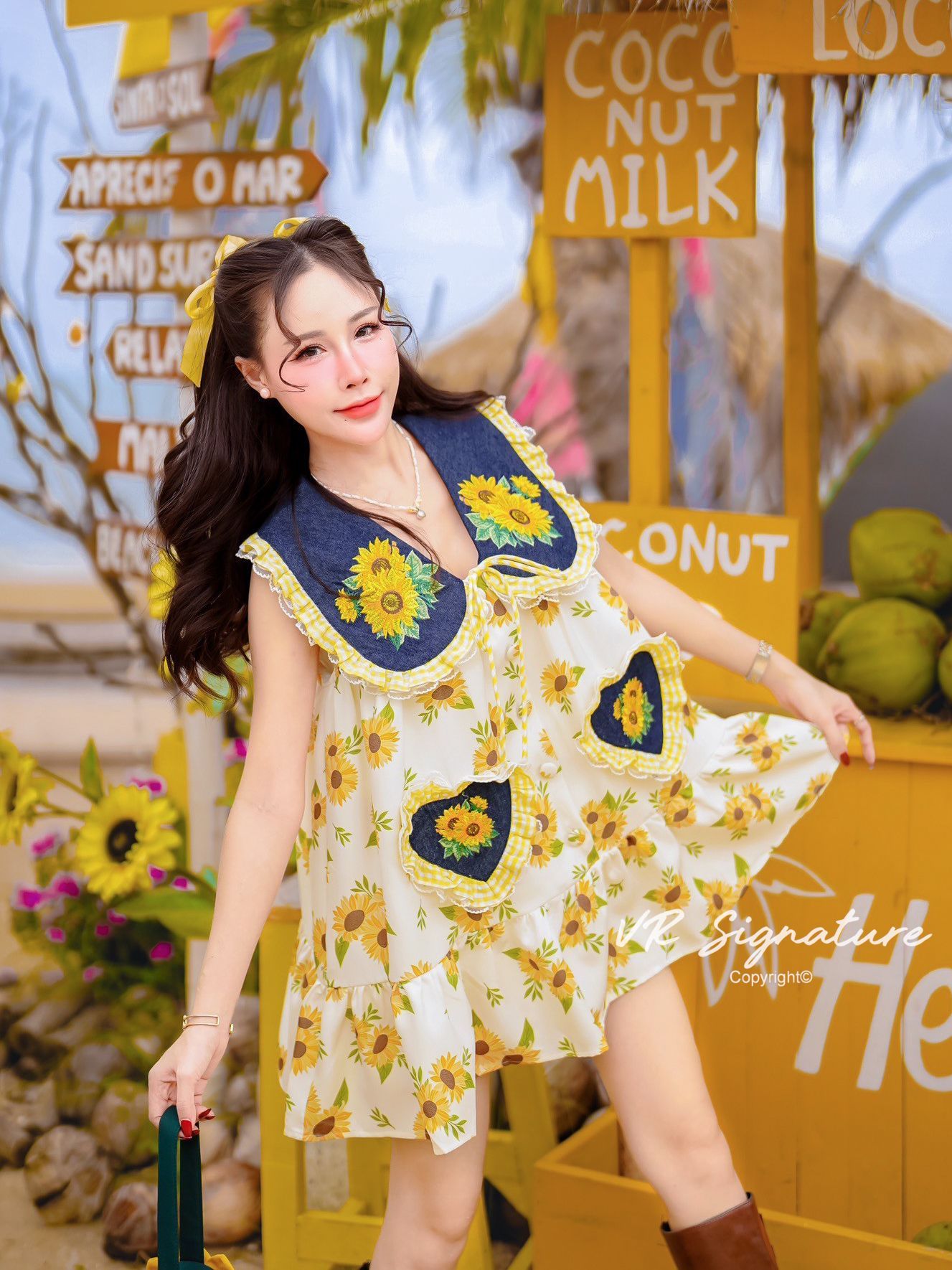 Set เดรสสั้นแขนกุด คอปกแต่งระบายลูกไม้ ปักลายดอกไม้ช่วงปก ผูกโบว์ช่งงคอ ติดกระดุมเรียงด้านหน้า แต่งปักหัวใจแต่งระบายลูกไม้ช่วงตัว ทรง oversize ใส่สบาย มีกางเกงขาสั้นเข้าชุดให้ด้วยค่ะ เนื้อพิมพ์ลายเนื้อดี มีซับในทั้งชุดค่ะ