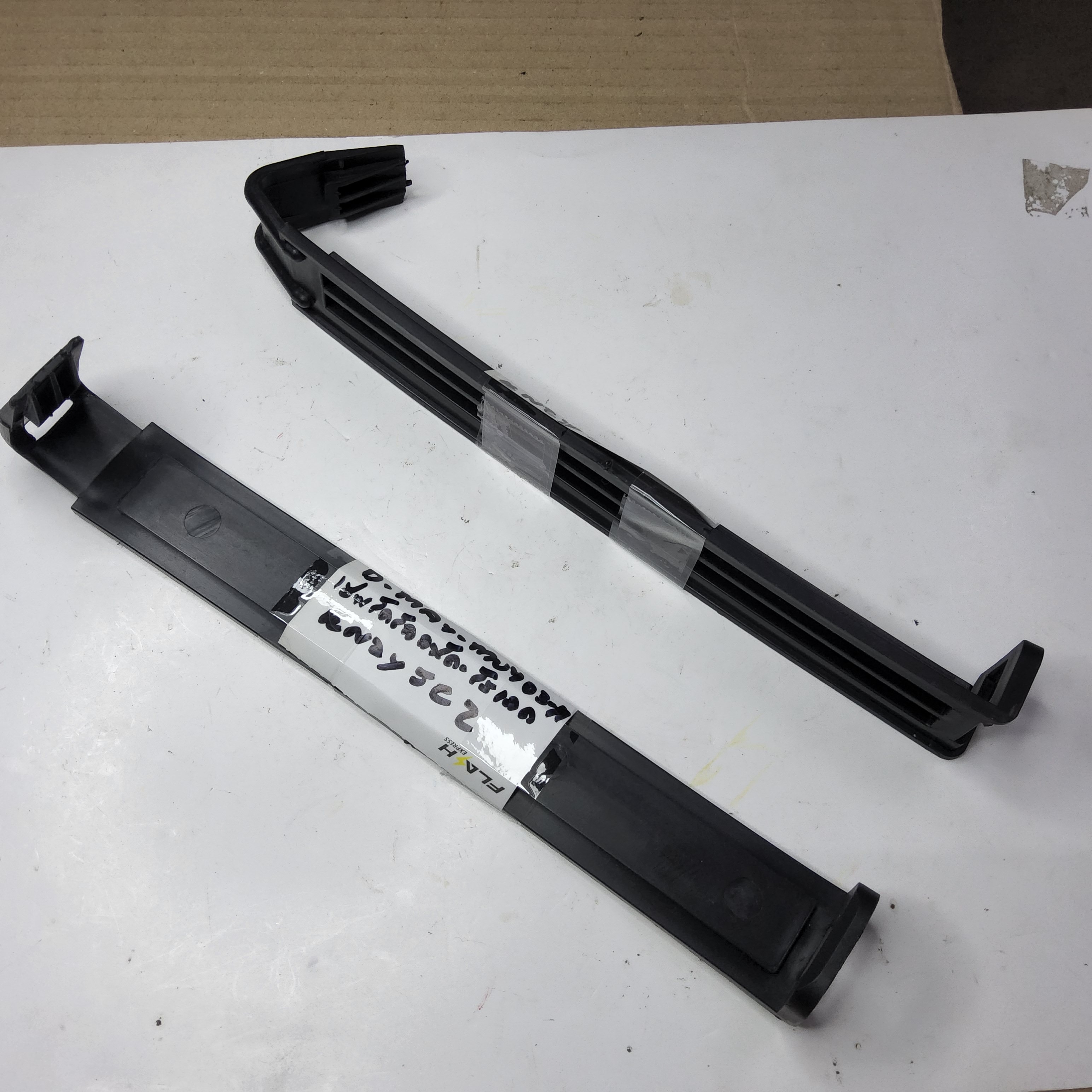 ฝาปิด กรองแอร์รถยนต์ ISUZU D-MAX 03-11 , MU-7, CHEVROLET โคโลลาโด 03 - 11 สีขาว อันละ