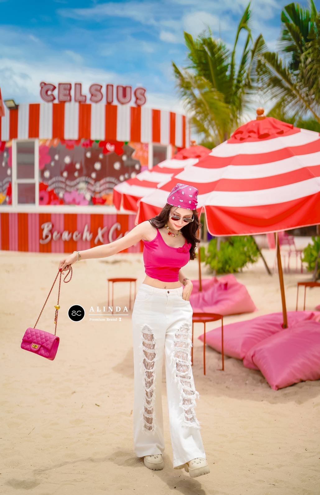 ชุดเซ็ทสุดจึ้ง ลงสปอยล์จนแชทแตกมาแล้ว ชุดนี้ตัวเสื้อเป็นเสื้อสายเดี่ยวสีชมพูเนื้อนิ่ม ยืดหยุ่นเข้ารูปดี มีเข็มกลัดเป็นดอกไม้ให้ 3 ชิ้นจะติดหรือไม่ติดก็สวยค่ะ มาพร้อมกับกางเกงยีนส์สีขาว แต่งลายขาดด้านหน้า #งานป้าย #alinda #ชุดเซ็ท #งานป้ายอลินดา #งานป้ายal