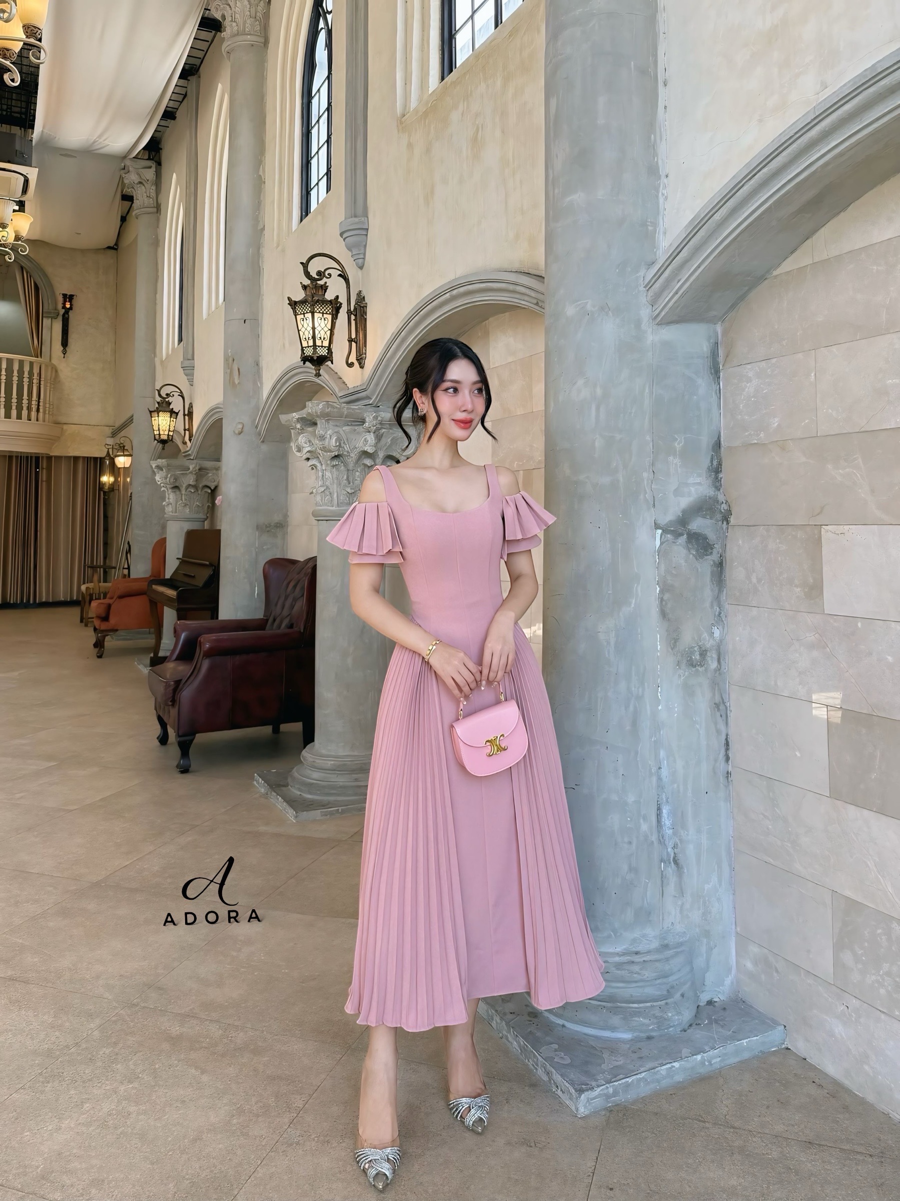 เดรสดีไซน์สายเดี่ยว แต่งดีเทลช่วงแขน ตัวเดรส ใช้ผ้าเนื้อผ้า เกรดพรีเมี่ยมทั้งตัว เนื้อผ้ามีคุณภาพ ใส่แล้วเก็บทรงดูหุ่นเพรียว แต่งดีเทลอัดพลีทด้านข้างทั้งสองข้าง งานมีซับใน งานซิปหลัง สาวๆใส่ออกงาน หรือ ใส่ทำงาน มีติดตู้ไว้ ได้ใช้หลายโอกาสเเน่นอนค่ะชุดนี้