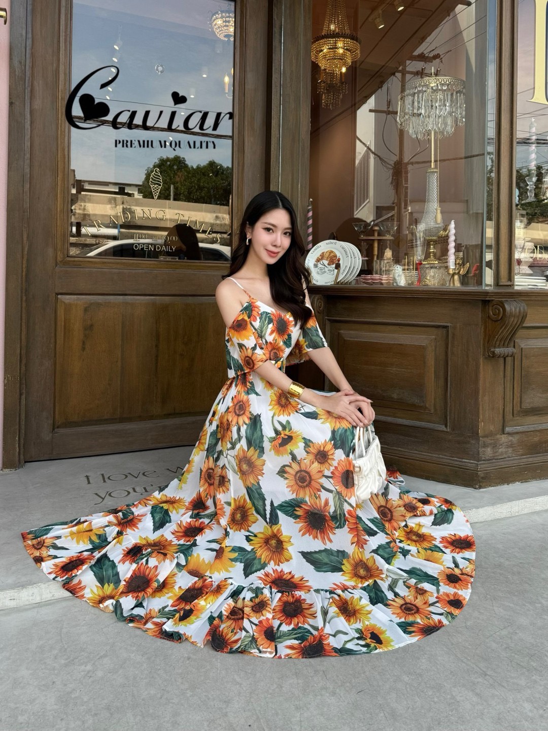Sun-flower maxxi dress สายคาเฟ่ต้องเข้าแล้วววว…ตัวนี้ถ่ายรูปสวยเวอร์ ขึ้นกล้องสุดๆ เพราะสีสันคือสดใสมากนะคะ ลายผ้าที่พิมพ์🌻🌻คือสวยชัดเป้ะ นุ้งเป็นเดรสยาวทรงสายเดี่ยว มีระบายคล้องแขน กระโปรงบานน่ารัก คัตติ้งเนี้ยบ ตัดเย็บด้วยผ้าชีฟองเนื้อทร