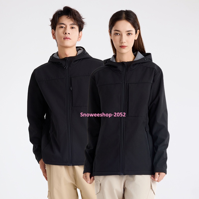 หนาวนี้…ต้อง “ซอฟต์เชลล์พรีเมียม” เท่านั้น กันลม กันน้ำ ได้จริง ซับในกำมะหยี่ หนานุ่ม อบอุ่นสุดๆ ใส่ได้ทั้งผู้ชาย-ผู้หญิง คู่รักก็เท่ มี 5 สี | ไซส์ S-7XL ครอบคลุมทุกสไตล์ จะถ่ายเดี่ยวหรือถ่ายคู่ บอกเลยว่าภาพออกมาดูแพงทุกช็อต