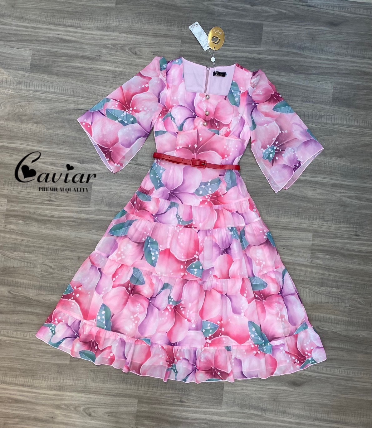 แม้กซี่ตัวเริ่ด-ตัวปัง สวยหวานสุดๆ งานเดรสคอเหลี่ยม แขนศอกทรงปล่อย กระโปรงเย็บระบายเป็นชั้นๆ ช่วงอกเสริมฟองน้ำ งานซิปหลัง มาพร้อมเข็มขัดสีสวยเข้ากับชุด