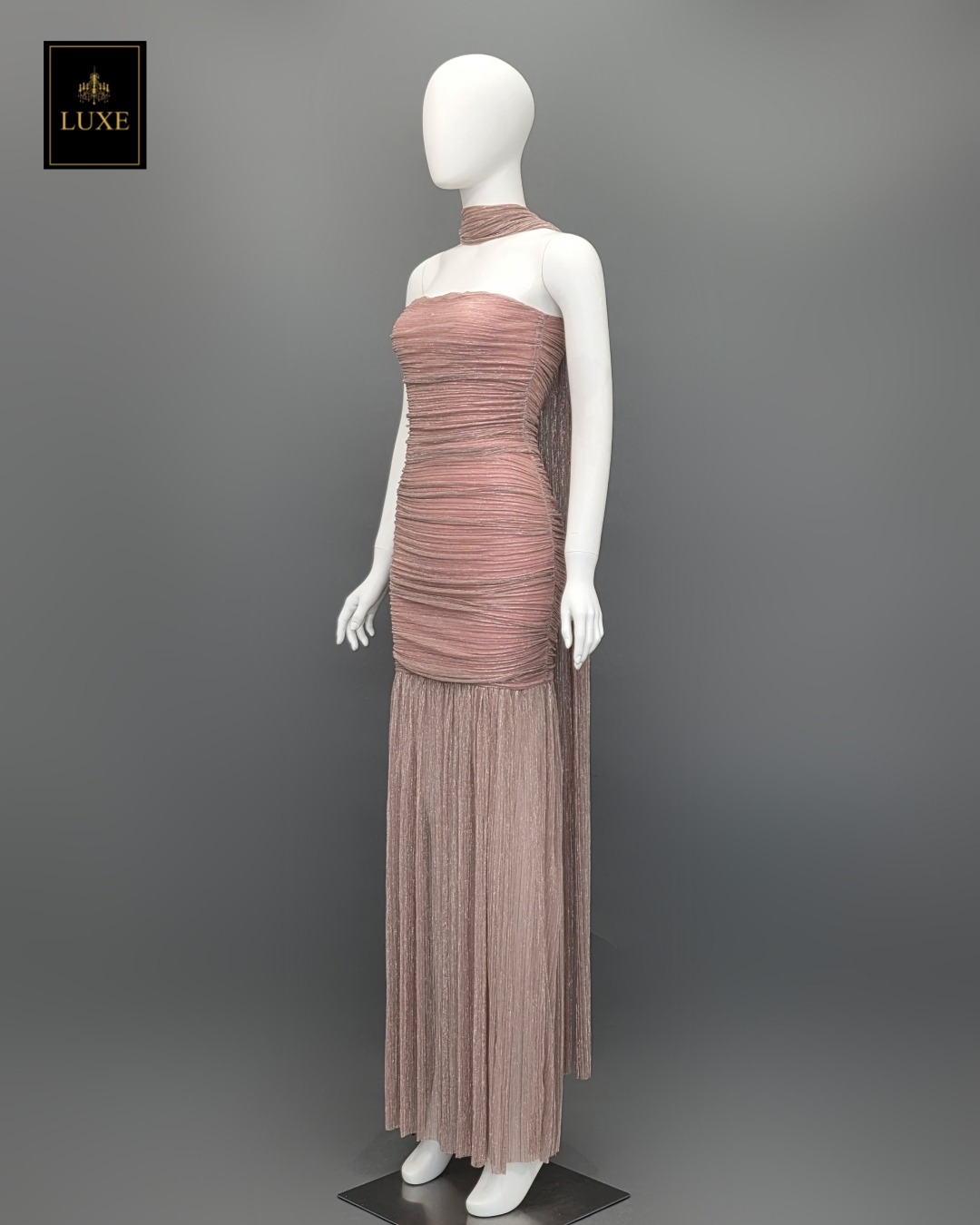 เดรสเสื้อเกาะอกทรงเข้ารูป กระโปรงต่อชายระบาย ผ่าหน้า มาพร้อมผ้า mmคลุมไหล่ ปรับเป็นผ้าพันคอได้ ☑️ทำจากผ้าราเม่อัดพลีท ผสมดิ้นเมทัลลิก เล่นแสงวิบวับ ผ้านุ่ม ยืดหยุ่น ☑️มีซิปซ่อนและซับในอย่างดี