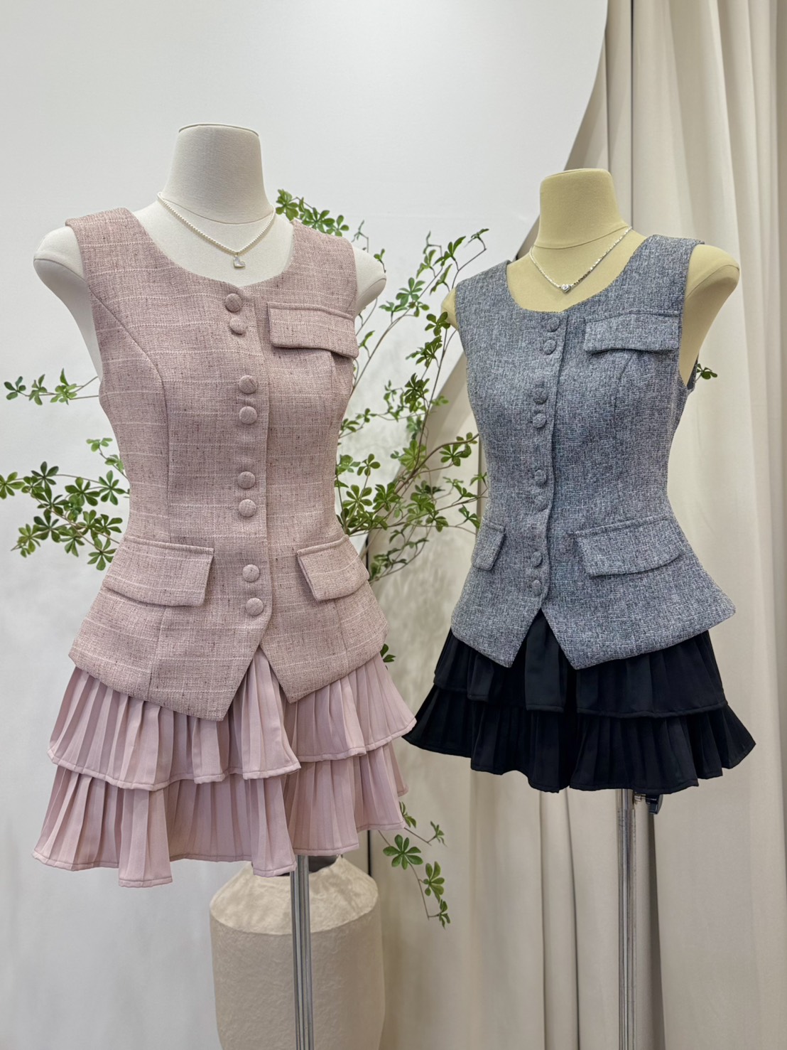 ชุดเซตผ้าทอ ชุดผ้าทวิส ชุดเซตผู้หญิง รุ่นนี้แนะนำเลย น่ารักไม่ไหว เสื้อแขนกุดกระดุมหน้า ผ้าทอมีลายผสมสี งานบุซับในทั้งตัว แมทมาพร้อมกางเกงกระโปรงอัดพลีท ใส่ทั้งชุดคอมพลีทลุ๊ค #งานป้ายpeony #ชุดสวย #ชุดไปเดท #ชุดเซ็ต #ชุดผ้าทอ #ชุดเซตแขนกุด #ชุดเซตน่ารักๆ