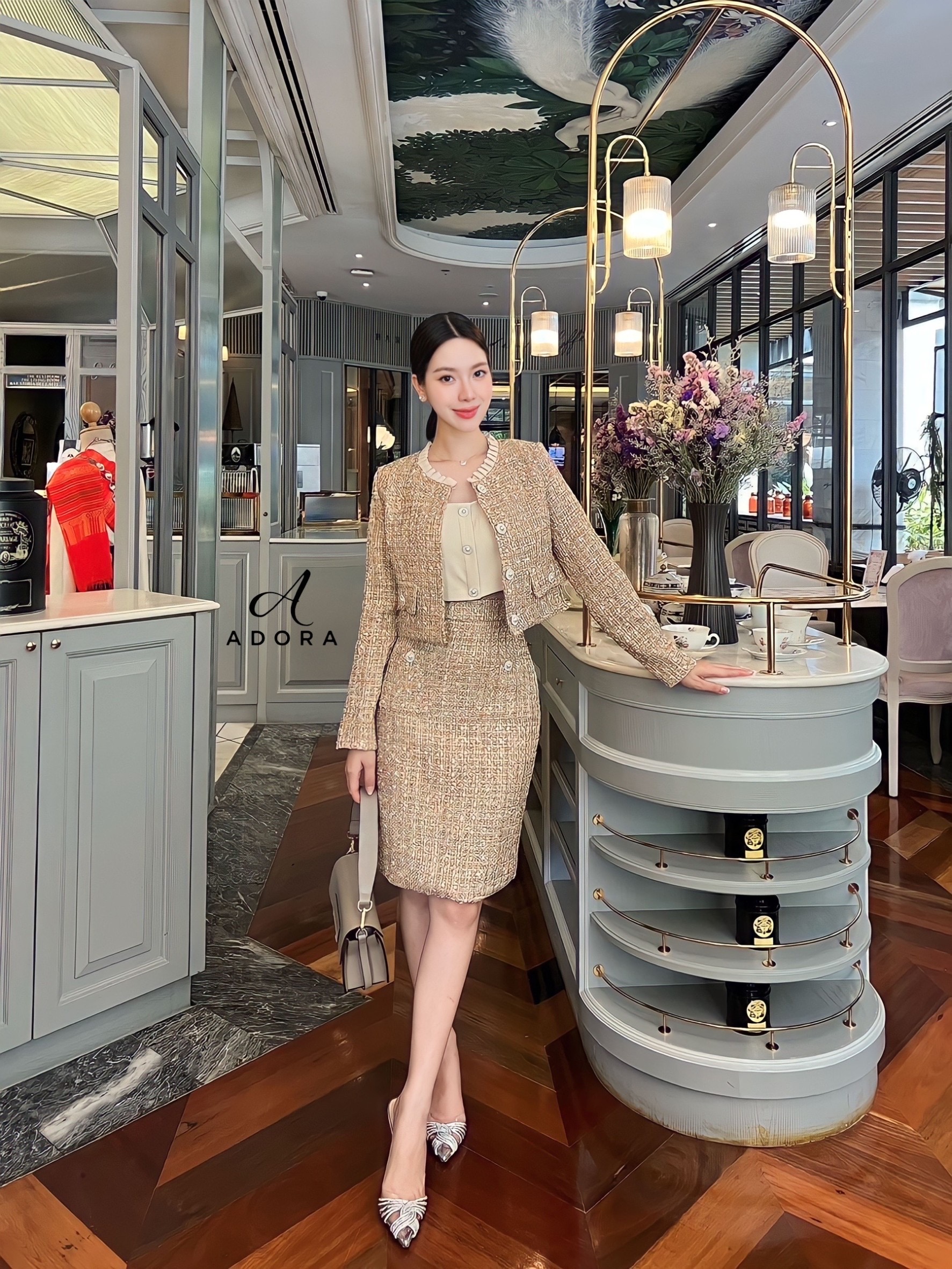 เซ็ตทวิต3ชิ้น เสื้อซับในมีฟองน้ำในตัวงานเป็นซิปหลังติดกระดุมแต่งข้างหน้า ตัวเสื้อคลุมเป็นติดกระดุมได้ กระเป๋าหลอก คอติดผ้าระบาย กระโปรงงานเป็นซิปหลัง กระเป๋าสองข้างใช้งานได้จริง ผ้าดี ใส่สบาย แพทเทิร์นเป๊ะ งานสวย ดูแพง
