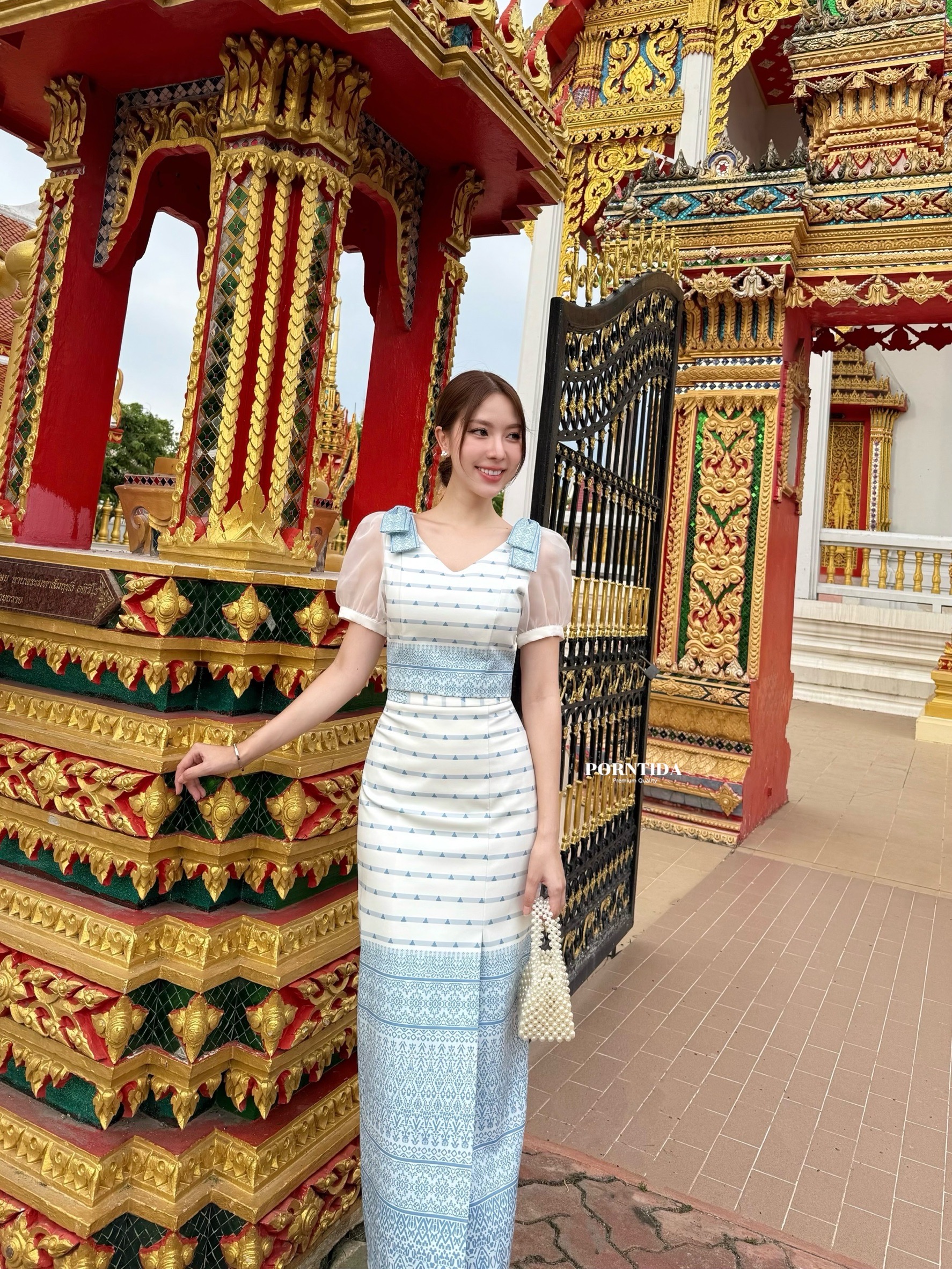 ชุดไทยประยุกต์ เสื้อพิมพ์ลายและผ้าถุงพิมพ์ลายสีฟ้าขาว ตัวเสื้อหน้าอกเสริมฟองน้ำเป็นงานซิปหลังผ้าถุงเป็นงานซิปหลังมีซับในเย็บติดทั้งตัวเสื้อและกระโปรงทรงผ้าถุง สีละมุนมาก