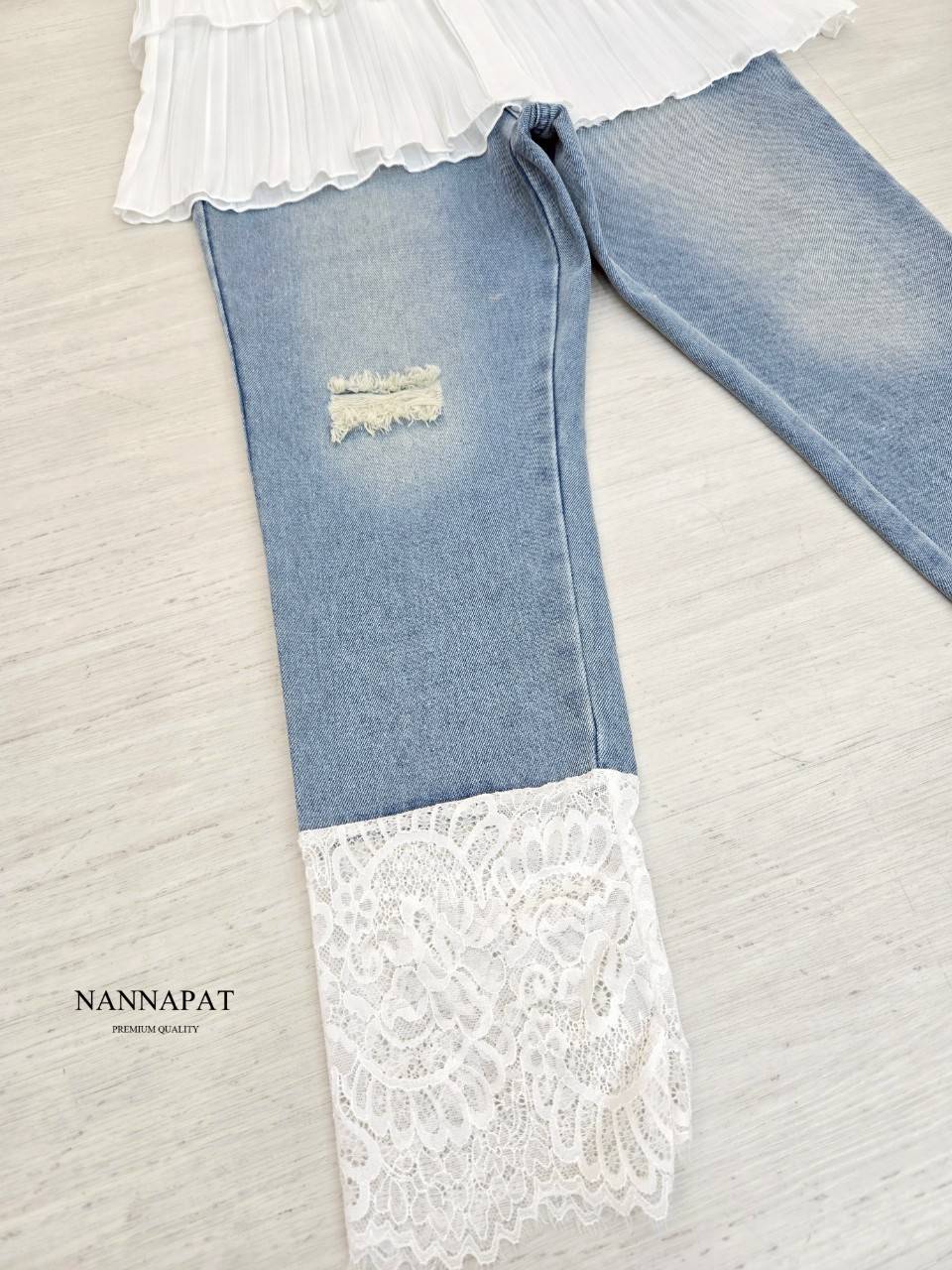 ชุดเซท TAG :: NANNAPAT (NP) 🎗️เนื้อผ้าต้องดี 👍 ♡DETAILS♡ ชุดเสื้อผ้าอัดพรีทตัดต่อด้วยลูกไม้ +กางเกงยีนส์แท้ 7 ส่วน ฟอกซีด