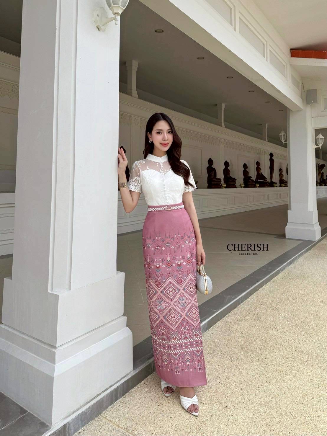 เซ็ทชุดไทย ชุดงานบุญ 3 ชิ้น เสื้อลูกไม้แต่งกระดุมมีซับในอย่างดี ใส่คู่ผ้าถุงสำเร็จเนื้อผ้าใส่สบาย จัดเข็มขัดมุกมาให้ครบเซ็ท สาวๆสายบุญ หรือจะใส่เป็นธีมชุดเพื่อนเจ้าสาวก็เหมาะ ใส่ได้ทุกเทศกาล