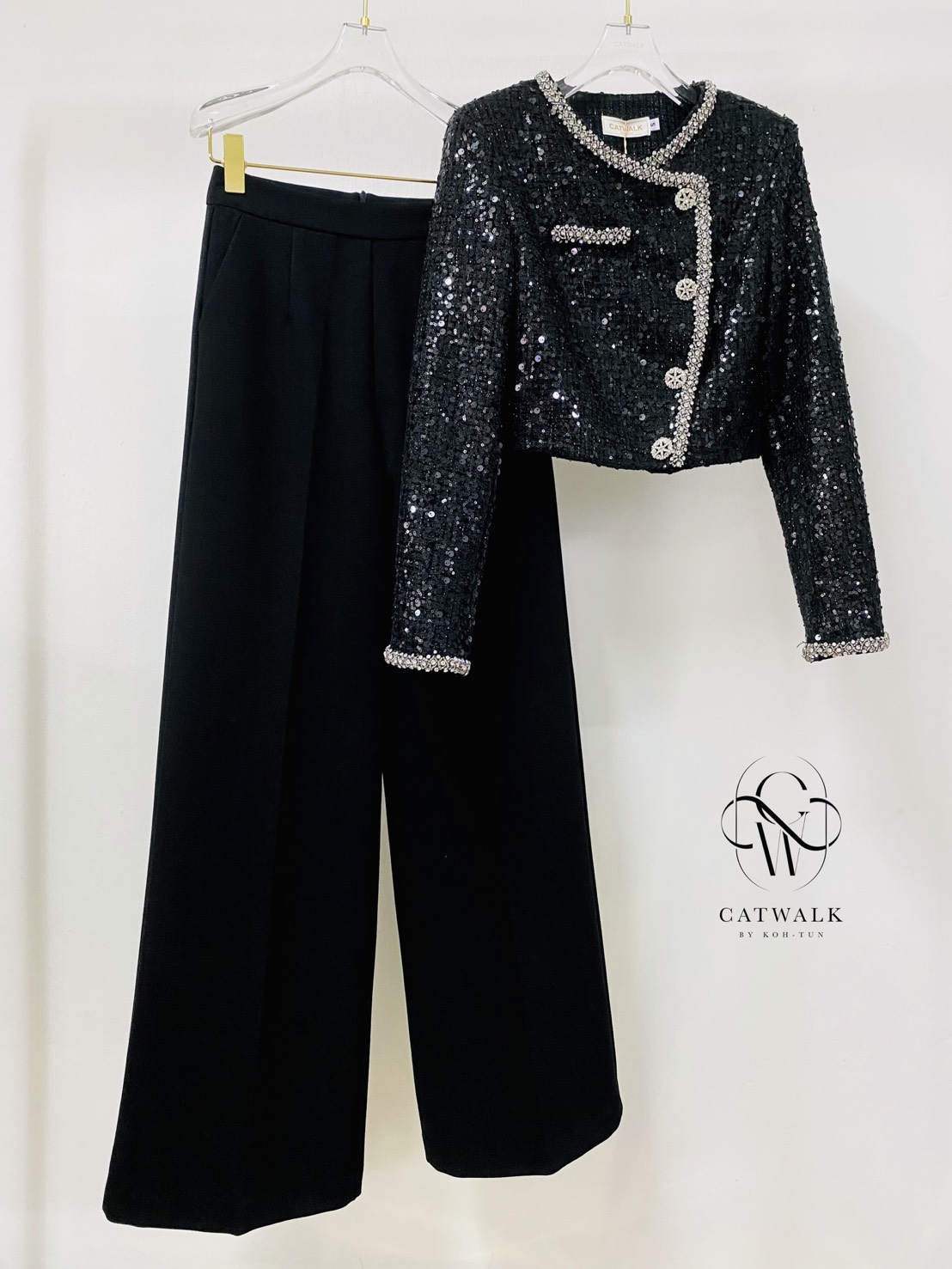 งานป้าย CATWALK BY KOH-TUN Detail>>> งานดี งานเป๊ะเว่อร์รุ่นนี้บอกเลย เซตแจ็คเก็ตผ้าทวีตปักคริสตัล+กางเกงขายาวทรงสวย เนื้อผ้าทวีตเกรดเอ เนื้อนุ่ม ตัวแจ็คเก็ตเป็นทรงกึ่งเข้ารูป แขนยาว ตัวเสื้อปักตกแต่งด้วยคริสตัลทั้งตัว ขอบตัวเสื้อแต่งด้วยริ้บบิ้น