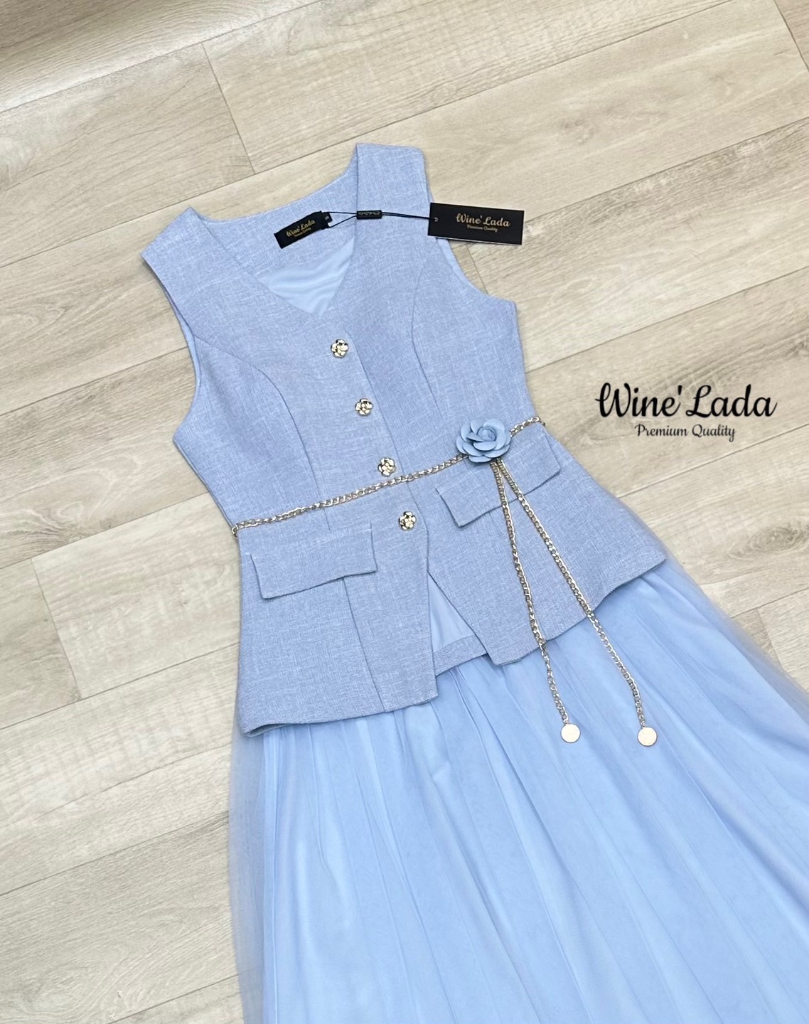 Set 4 Pcs. เช็ทเสื้อแขนกุดกระดุมหน้า เนื้อผ้ามีเทคเจอร์ มาพร้อมกระโปรงมุ้งสีเข้าเซ็ท มีเข็มกลัดดอกไม้และเข็มขัดโซ่ เพิ่มความลัคซู ทรงสวย เป๊ะ สวยหรู ดูแพง มากค่ะ ใส่แล้วผอมเพียว ซับในทั้งตัว เนื้อผ้าใส่สบาย สายลัคซูรี่ ต้องมีติดตู้ ใครได้ลองแล้วจะหลงรักค่