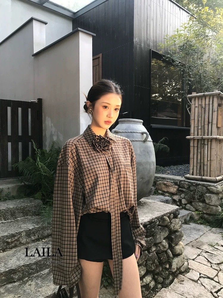 SETเสื้อ+กางเกง+ซ็อคเกอร์ เสื้อเชิ้ตคอปกแขนยาวงานโอเวอร์ไซร์ มาในโทนสีน้ำตาลลายตาราง ตัวเสื้อดีไซน์แต่งสายซ้อคเกอร์คล้องคอพร้อม้ข็มกลัดดอกไม้ลายเดียวกับตัวเสื้อ มาพร้อมกางเกงขาสั้นสีดำทรงเข้ารูป ลุคสวยเฟียสสวยนำเทรนส์ต้องลุคนี้เลยค่าา #lailabrand #กางเกงข
