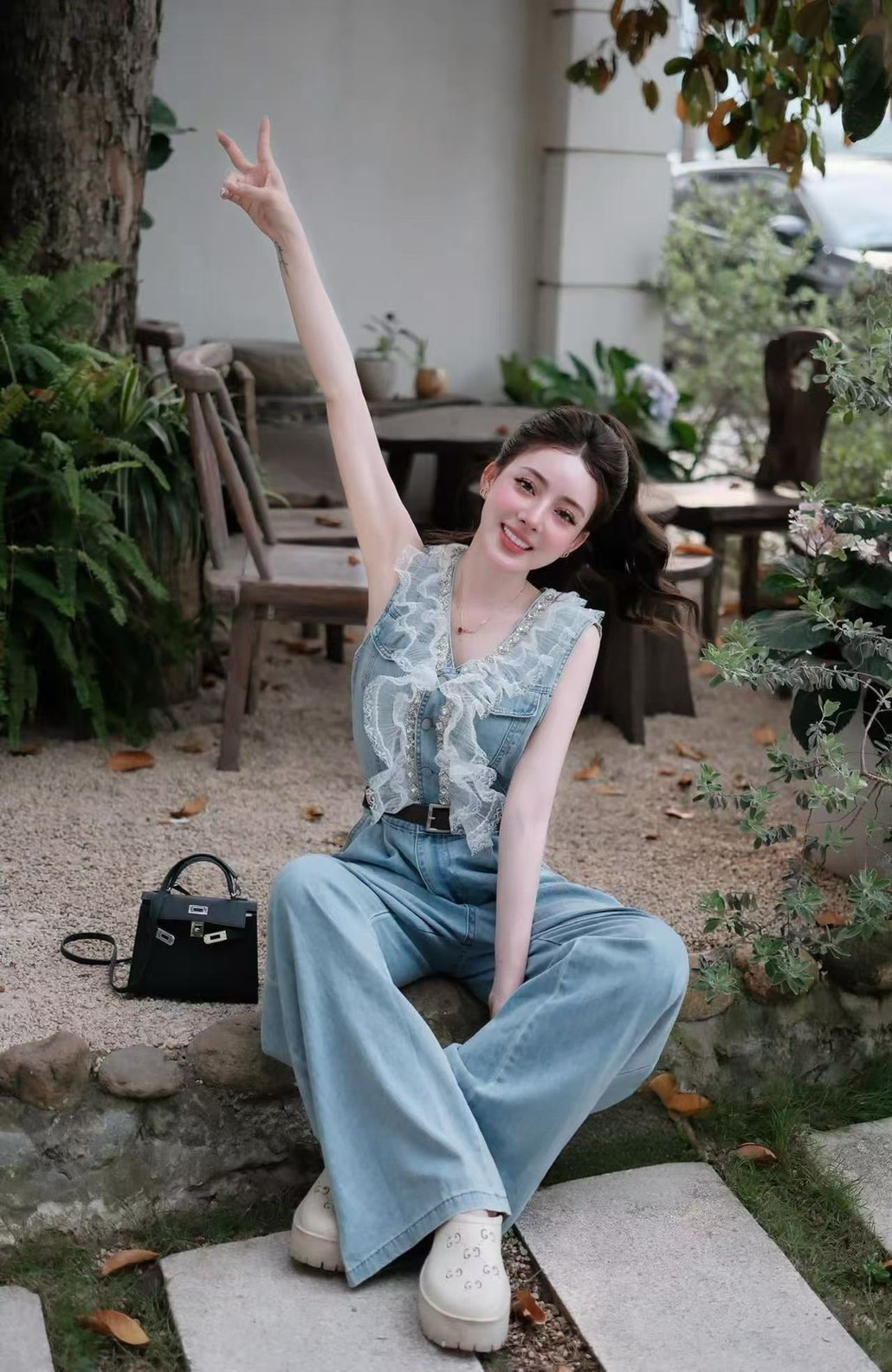 จั้มสูทยีนส์เดย์นิม แขนกุดคอวี ดีเทลแต่งเพชรและมุขระบายลูกไม้2ชั้นช่วงคอและอก แต่งกระดุมและซิปหน้า กระเป๋าข้างหน้าหลังใช้งานได้จริง แต่งกระเป๋าตรงหน้าอกทั้ง2 ข้าง มาพร้อมเข้มขัดสีน้ำตาลหัวสีเงิน