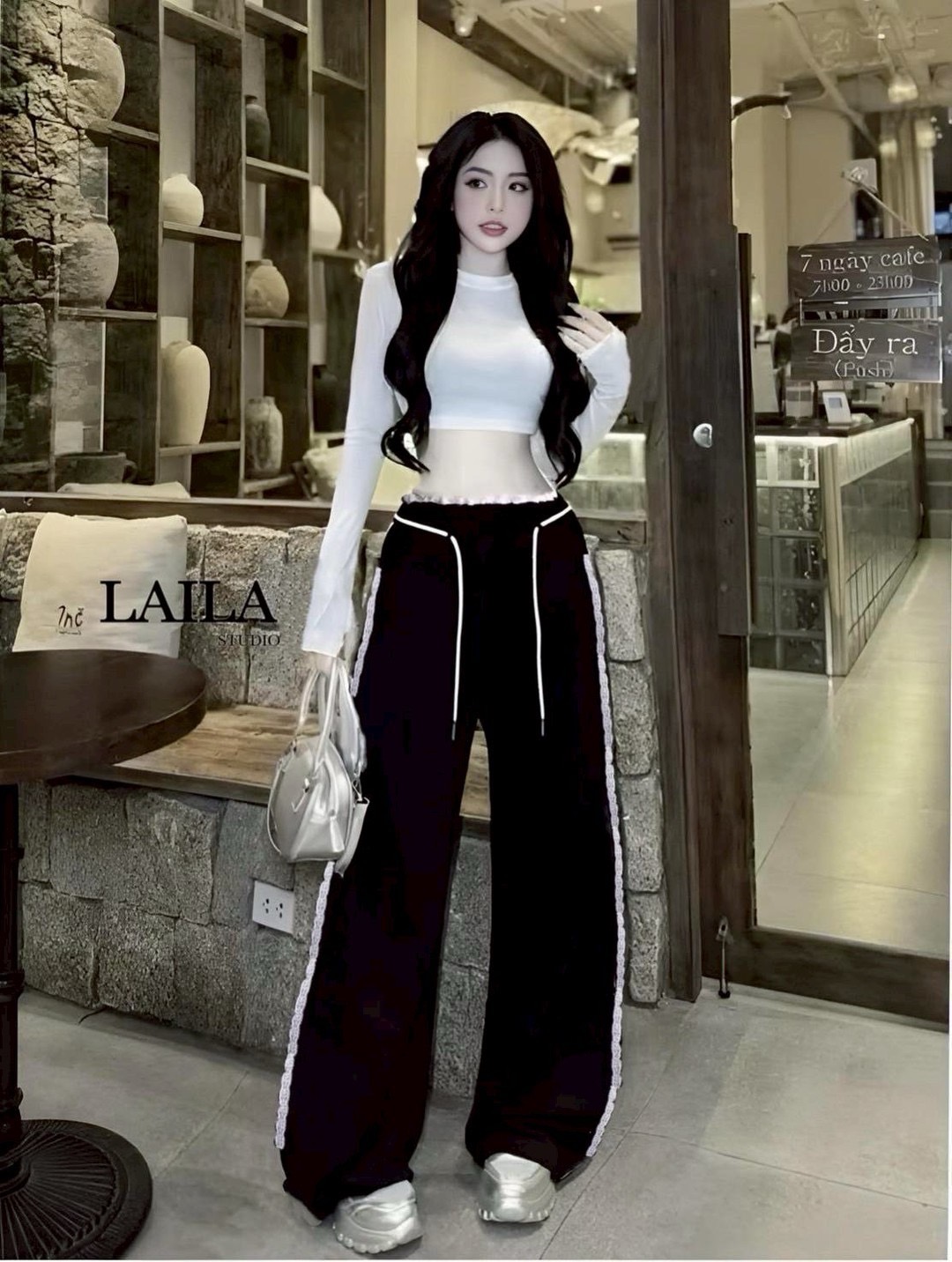 Set เสื้อ+กางเกง เสื้อคอปีนกึ่งครอปทรงแขนยาวมาในโทนสีขาวงานผ้ายืดหยุ่นใส่สบาย มาพร้อมกางเกงคาร์โก้ปล่อยๆ งานผ้าสวยมีน้ำหนัก ช่วงเอวและแถบข้างแต่งลูกไม้ฉลุสีขาวสวยจึ้งสุดๆ ดีไซน์กระเป๋า2ข้างพร้อมเชือกผูกเอว ลุคสาวเท่ลุยๆต้องลุคนี้ค่า #ชุดเซ็ท #bylaila bran