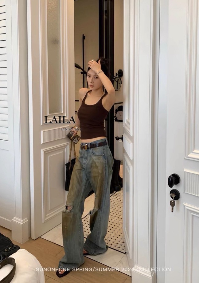 Tag: LAILA Detail: Set เสื้อ+กางเกง งานเสื้อสายเดี่ยวทรงเว้าแขนด้านหลังแต่งเว้า ดีไซน์เสริมทรงที่อก เนื้อผ้ามีน้ำหนักสวยนิ่มเด้ง มาในโทนสีน้ำตาลไหม้ขับผิวสุดๆ มาพร้อมกางเกงยีนส์ทรงปล่อยๆเท่ๆ