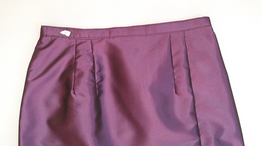 ผ้าถุงไหมสำเร็จรูป (สีม่วง) งานตัดเย็บประณีต อัดผ้ากาวตามสีของผ้าถุง เนื้องานดีเกรด A (รอบเอว 30 นิ้ว)