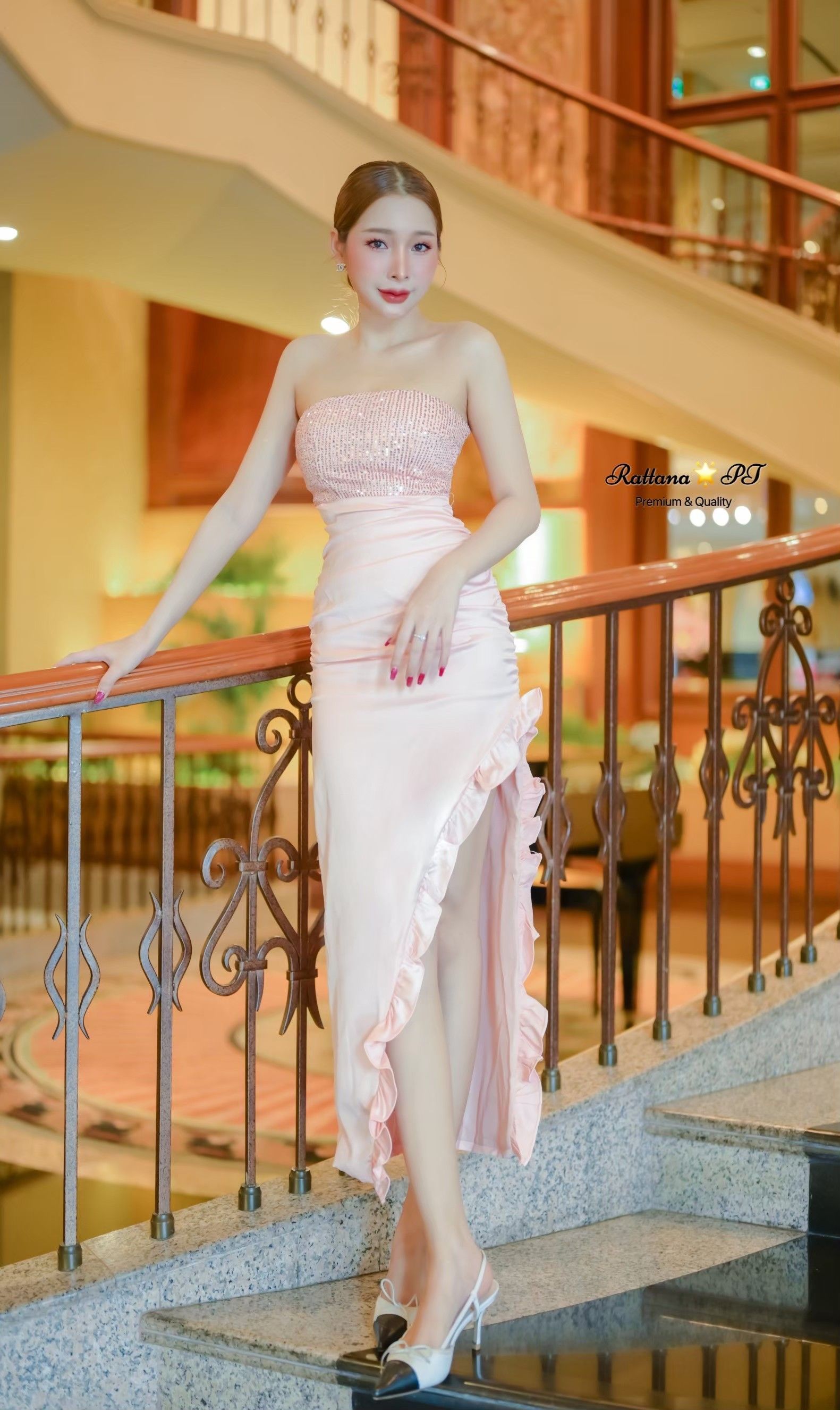 เดรสสุดหรู งานสวยมากๆ ดีเทลตรงอกแต่งสวยเก๋เข้าใฟคือสวยเด่นมีออร่า หน้าอกมีฟองน้ำ มีกันลื่น มีซิบด้านหลัง ตรงกระโปรงแต่งระบาย เนื้อผ้าดีมากชุดมีซับใน ใส่เที่ยวออกงาน ดินเนอร์ งานแต่ง ปาตี้กับเพื่อน รับรองสวยแพง ช้าไม่ได้แล้วคร้า ของสวยๆหมดไวจัดด่วน
