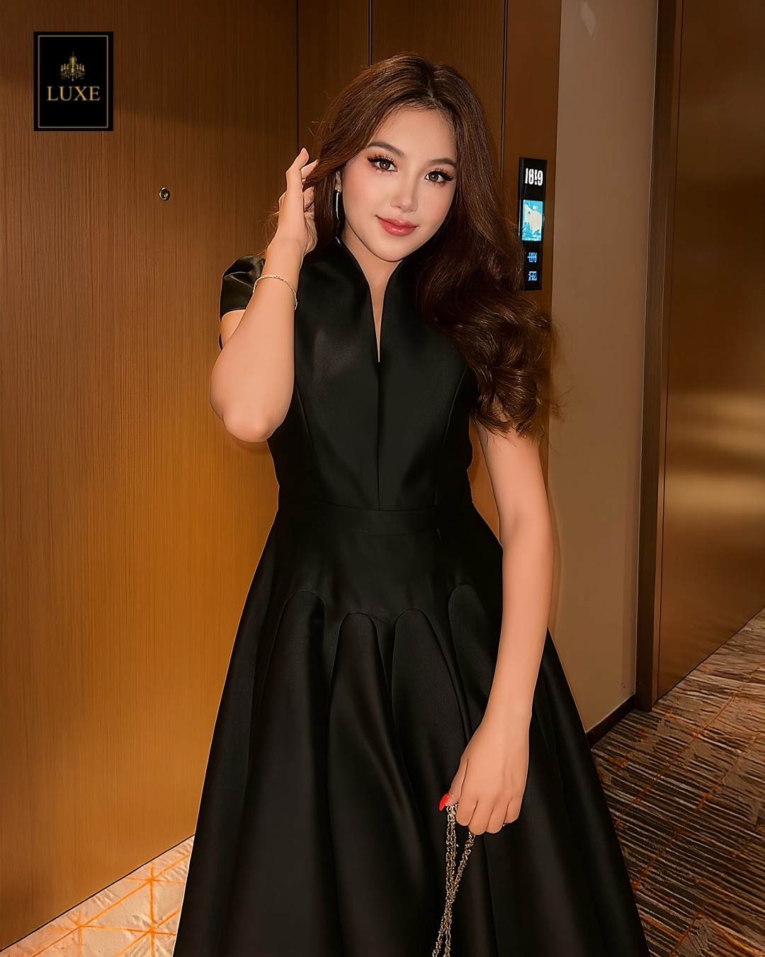 Label : LUXE ☑️เดรสเสื้อคอตั้ง แขนสั้น กระโปรงบาน ☑️ทำจากผ้าไหมดัตเชส ผ้าเนื้อดี เป็นทรง ใส่สบาย