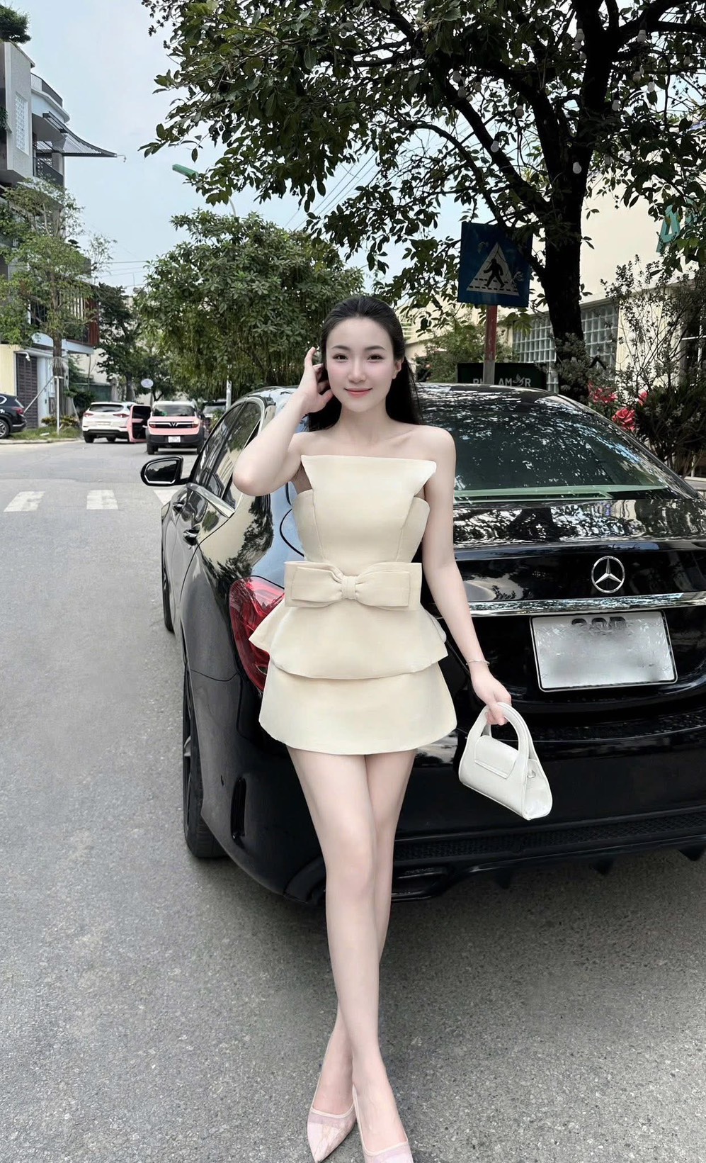 Set 2 ชิ้น สีครีมเสื้อเกาะอกด้านหน้าจับจีบสูงช่วงกลางช่วงเอวเย็บติดโบว์ใหญ่ ชายแต่งบาน ( อกเสริมฟองน้ำและซิปหลังซ่อนอย่างดี ) มาพร้อมกับกระโปรงสั้น มีซิปด้านหลัง เนื้อผ้าดีมีซับในทั้งตัว สวยแซ่บมากๆค่ะ