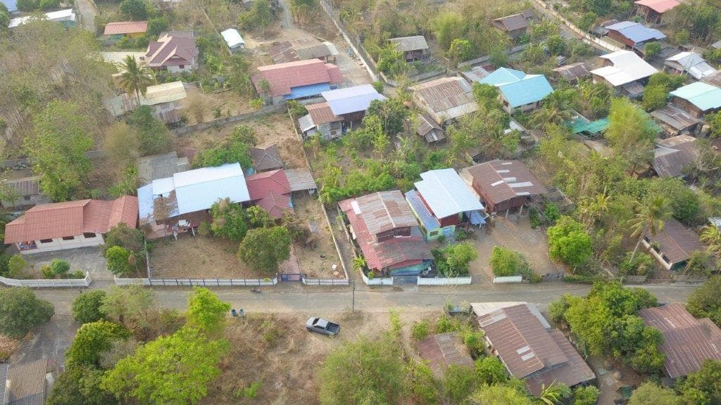 ด่วนขายบ้านพร้อมที่ดิน 1 ไร่ราคาถูกที่สุดพร้อมเข้าอยู่ใกล้ถนนใหญ่ 350 เมตร ใกล้ธนาคารออมสินเด่นชัย 528 เมตร