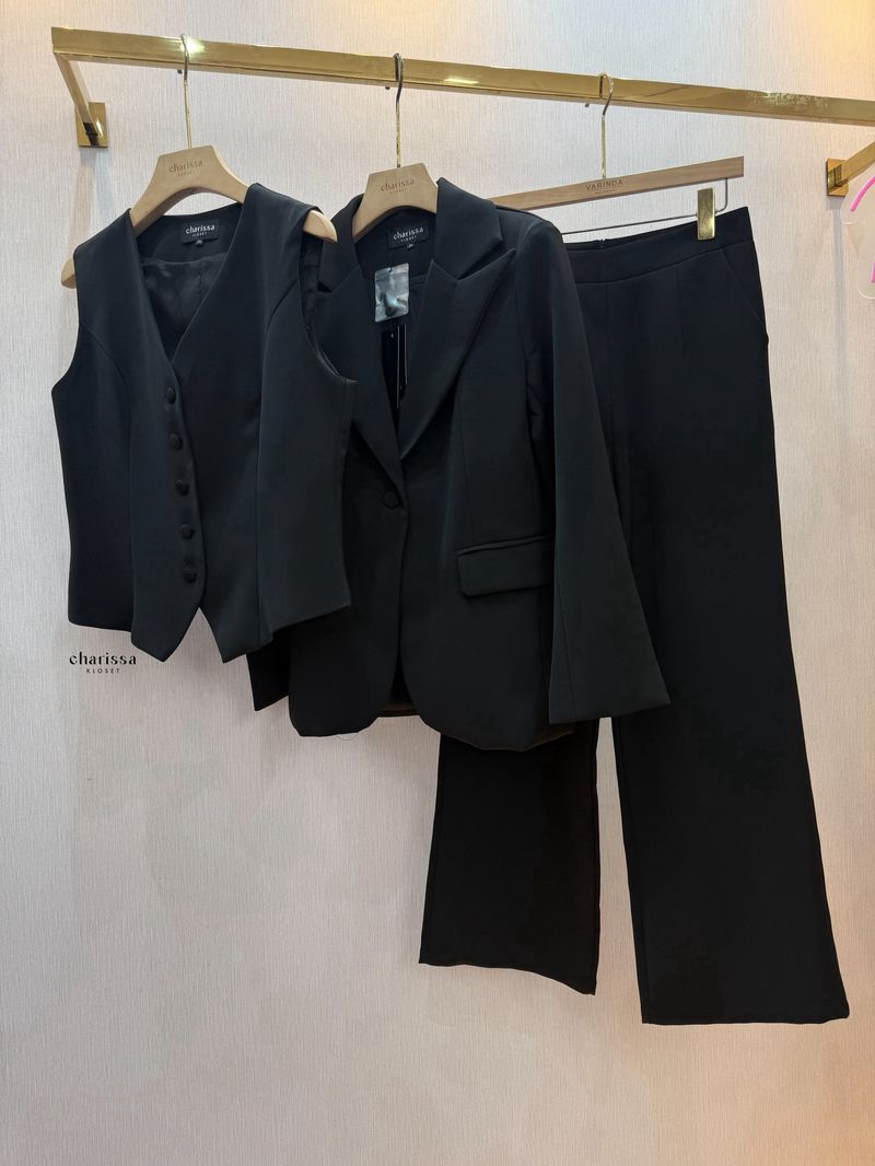 เซทเสื้อสูท+กางเกง+เสื้อเวส เป็นเซ็ทสูทอีกรุ่นที่แนะนำมากก สาวๆสามารถนำไปแมทซ์กับตัวอื่นได้ หรือจะใส่เป็นเซ็ทก็เริ้ดดดเว่อร์ รุ่นนี้เราออกแบบตัวเสื้อให้ยาวทำให้ดูผอม ทรงโอเวอร์ไซส์นิดๆ แต่งกระดุมจริงด้านหน้า