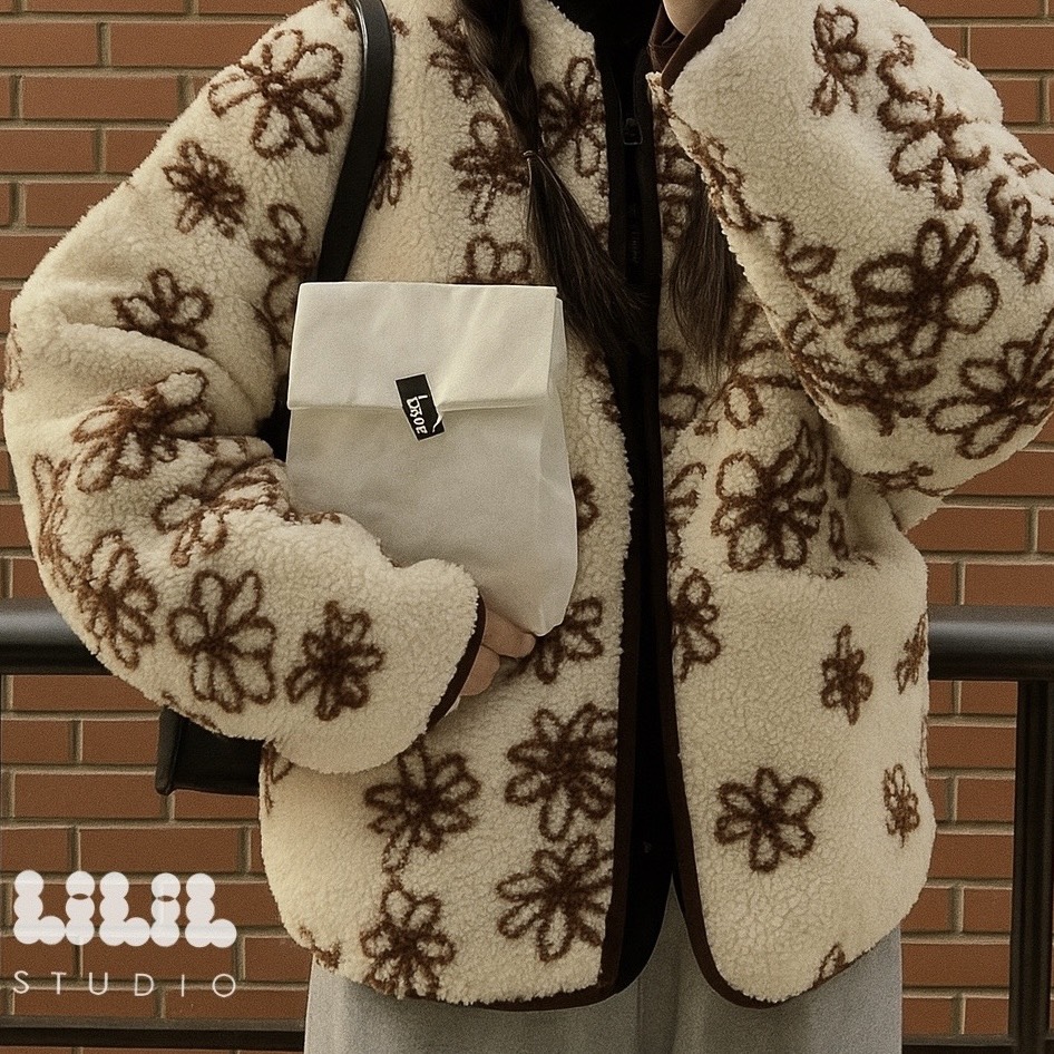 เสื้อกันหนาว งานเสื้อขนแกะลายดอกไม้ ลายโซคิ้วท์ ตัวเสื้อน้ำหนักเบา ความยาวคลุมสะโพก กระเป๋าข้างซิปหน้ารูดสุดถึงคอ เข้าใจนักเดินทางสุด