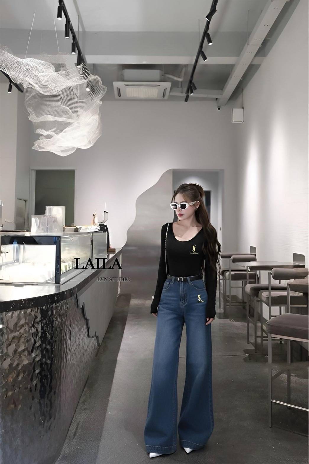 Tag: LAILA Detail: Set เสื้อ+กางเกง+เข็มขัด งายบอดี้สูททรงคอยูกว้างงง ช่วงอกคว้านลึกสุดแซ่บบ🔥ทรงสวย งานเสริมทรงที่อก ผ้าสุดเนี๊ยบบบ แต่งโลโก้ที่อกสีทองตัดสีชุด สีดำช่วยพรางหุ่นได้มากค่าาา มาพร้อม กางเกงยีนส์ทรงขาบานสีเข้มแต่งฟอกผ้าสวยมากกก แต่งโลโ