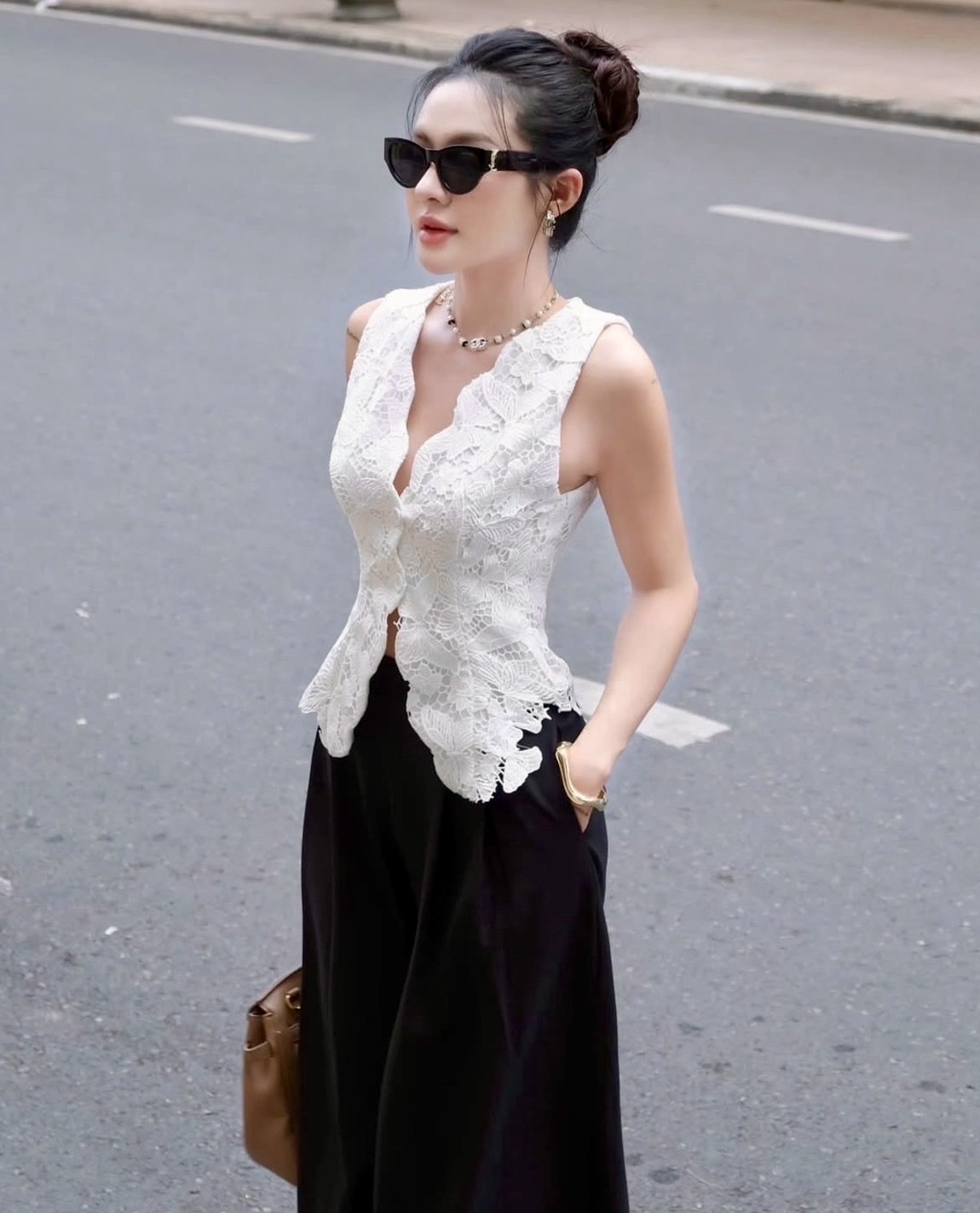 เสื้อลูกไม้สีขาวทรงสวยทันสมัย การันตีรุ่นนี้ใส่สวยทุกคน ด้วยเนื้อผ้าอย่างดี ดีไซน์สวย ใส่ขึ้นมาแล้วดูดีมาก ควรมีติดตู้เอาไว้นะคะ ดูแพง เป็นลุคที่น้อยแต่มาก เอาเป็นว่าเริ่ดมากกค่ะ