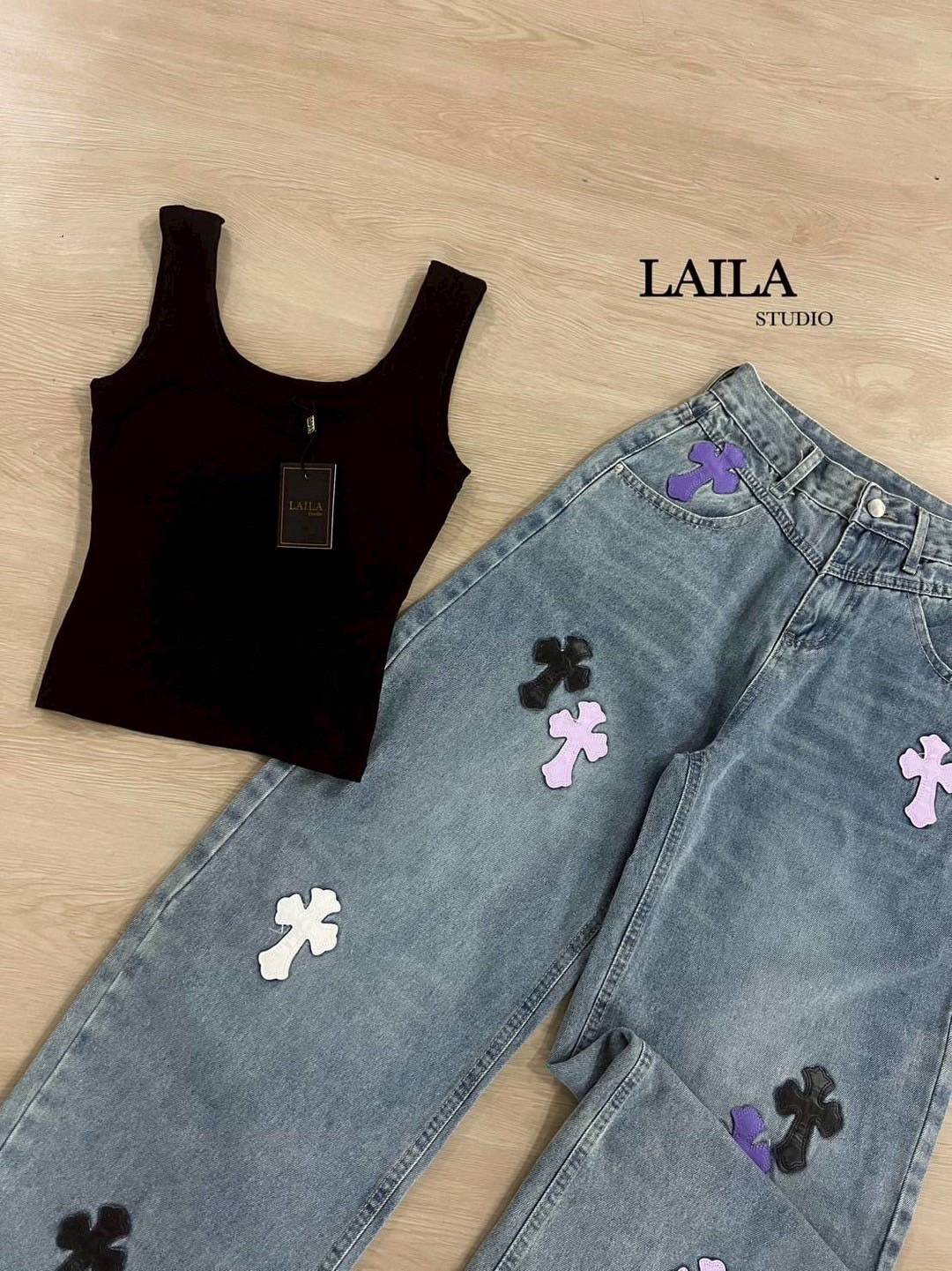 Tag: LAILA Detail: Set เสื้อ+กางเกง งานเสื้อกล้ามทรงเว้าแขนงานเสริมทรงที่อก เนื้อผ้ามีน้ำหนักสวยนิ่มมาพร้อมกางเกงงานยีนส์ทรงบอลลูนสีฟอกอ่อนแต่งอักษรเท่ๆ งานแมชกันเข้าเซ็ท ลงตัวสุดๆ **งานแฟชั่นนำเข้า by laila** #bylaila brand #ชุดเซ็ท #กางเกงยีนส์ #เซ็ทยีน