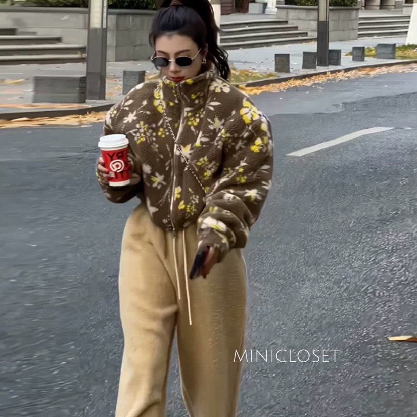 เสื้อกันหนาว งานเสื้อขนแกะลายดอกฮิปๆ น้ำหนักเบา กระเป๋าข้างซิปหน้ารูดสุดถึงคอ เข้าใจนักเดินทางสุด ห้ามพลาดค่ะ