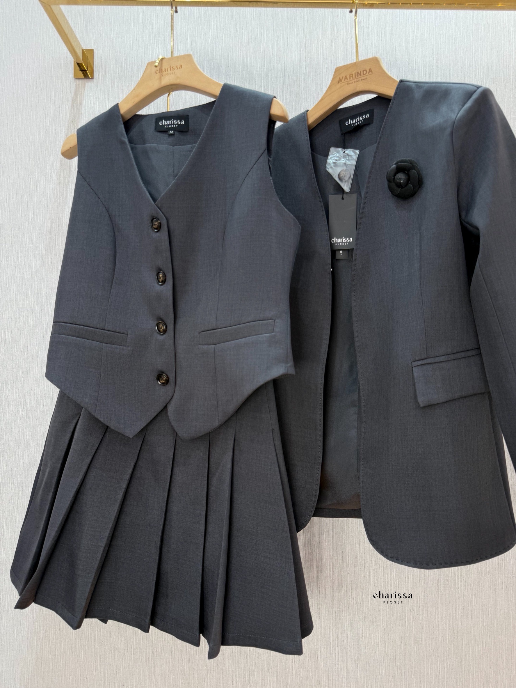 เซ็ท 4 ชิ้น เสื้อสูท+เสื้อ vestด้านใน +กระโปรง(กางเกงเป็นซับใน)+เข็มกลัดดอกไม้ ใช้ผ้าเดียวกันทั้งเซ็ท ตัวเสื้อสูทมีซับในอย่างดี เสริมรองบ่าบางๆเพื่อให้เป็นทรงสวย มีตะขอใส่แบบติดก็ได้น๊า กระโปรงซิปข้าง ซับในเป็นกางเกง เนื้อผ้ามีTexture สวย ยับยากก #ชุดใส่ท