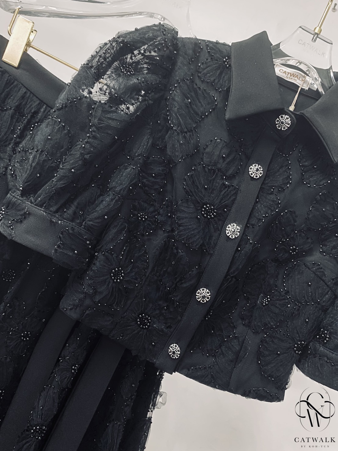 งานป้าย CATWALK BY KOH-TUN Detail>>> สวยหรู สไตล์คุณหนูมาก กับเซตเสื้อปกเชิ้ตแขนตุ๊กตาผ้าปักลาย+กระโปรงยาวทรงย้วย เนื้อผ้าตาข่ายปักมุกทั้งตัว ผ้าสวยมาก ตัวเสื้อเป็นทรงเข้ารูป แต่งกระดุมเพชรสีตามตัวชุดดูแพงสุดๆ