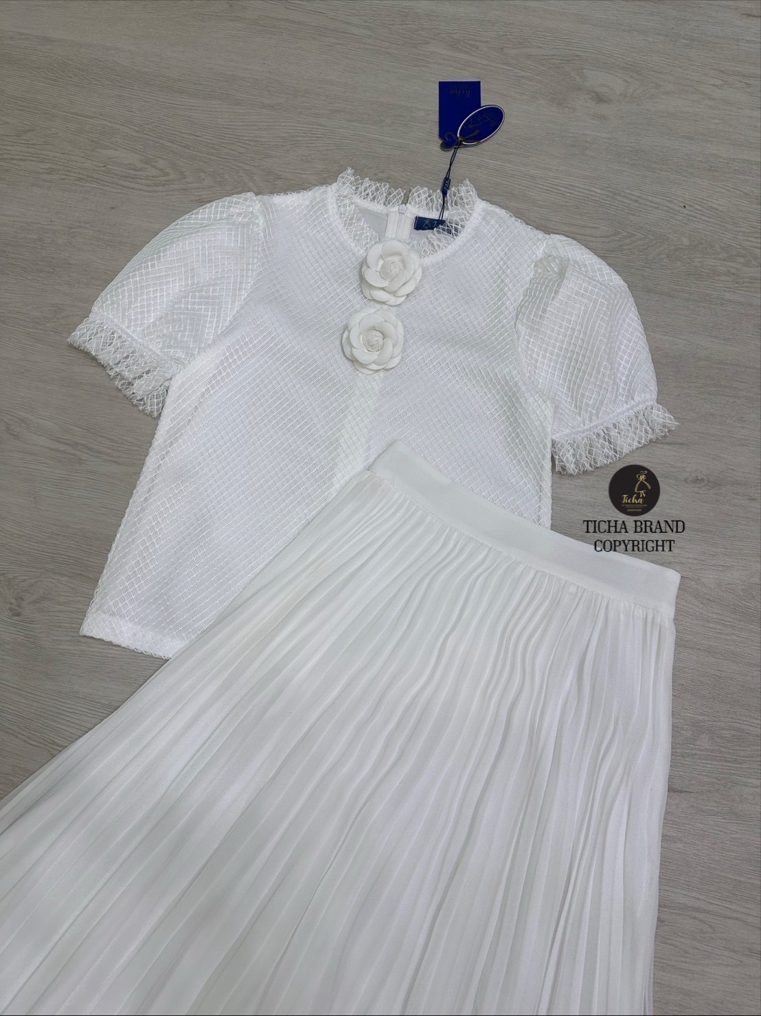Set 2 ชิ้น เสื้อแขนสั้นสีขาว แต่งระบายคอปิด ช่วงแขนแต่งจั้มสม็อค (ซิปหลัง) มาพร้อมเข้มกลัดดอกไม้2ชิ้น ใส่แมทซ์กระโปรงยาวอัดพีทมาทั้งตัว มีชับในอย่างดี ซิปหลัง สวย ดูดี luxury สุดๆ ห้ามพลาดนะคะ