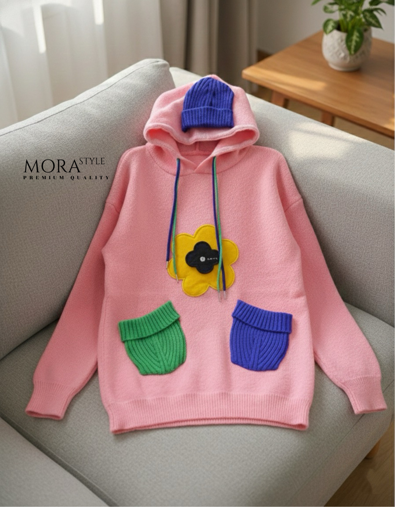 เสื้อสเวตเอตร์แขนยาวมีฮูทหมวก แต่งดอกไม้และกระเป๋าน่ารักมากกกก ใส่แมทง่าย กันหนาวได้ ตรงตรีมปีใหม่เลยค่าา เป็นอีกรุ่นที่ปีใหม่นี้ต้องมีนะค่าา