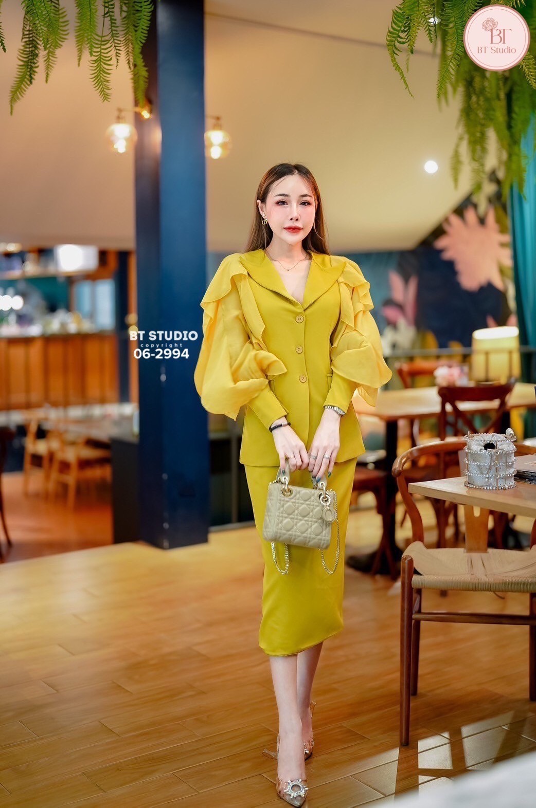 เซท 2 ชิ้น เสื้อเบเซอร์แขนยาวคอปก ช่วงแขนแต่งผ้าระบายสบัดพริ้ว ๆ ดีไซส์กระดุมหน้า 3 เม็ด กระเป๋าหน้าใช้งานได้จริง แมทซ์กับกระโปรงยาวคลุมเข่า ผ่าหลัง งานสวยเนื้อผ้าดี คัตติ๊งเป๊ะ มีซับในจ้าา