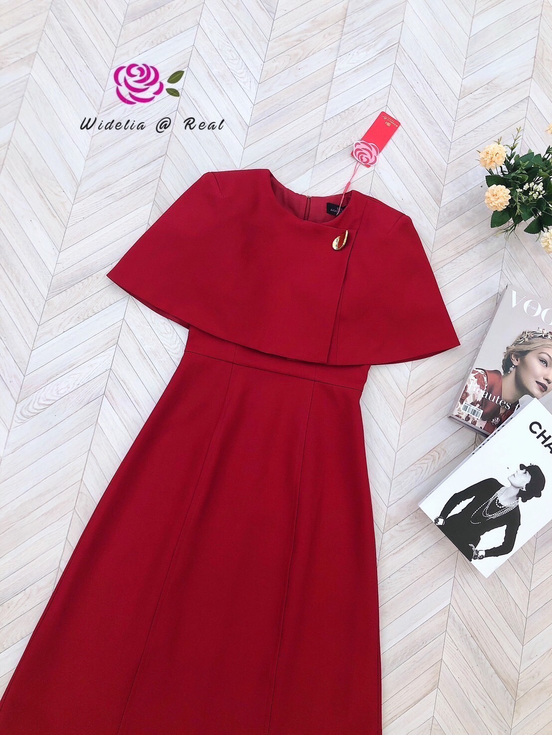 Dress เดรสตัวยาวช่วงบนทรงผ้าคลุม ไหล่เสริมฟองน้ำ อกเสริมฟองน้ำ อกแต่งกระดุมทอง ซิปหลัง งานเนื้อผ้าอย่างดีมีน้ำหนัก ผ้าไม่บาง ผ้าเรียบสีพื้น งานคัตติ้งเนี๊ยบมากๆ ทรงสวย งานเป๊ะ รับรองใส่ออกมาไม่ผิดหวังการันตีให้เลย