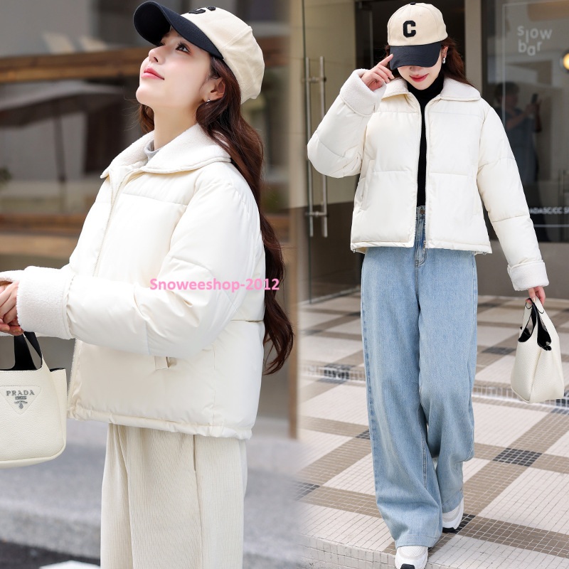 โค้ทกันหนาวปกคอขนแกะนุ่มฟู อบอุ่นถึงใจ ใส่แล้วหรูเหมือนไปเดทในซีรีส์เกาหลี ดีไซน์สวย ทรงแจ็คเก็ตตัวสั้นใส่ง่าย แมตช์ได้ทุกลุค ใส่เที่ยวหิมะ หรือลมแรงแค่ไหนก็ไม่กลัว มีให้เลือก 3 สีเบสิค