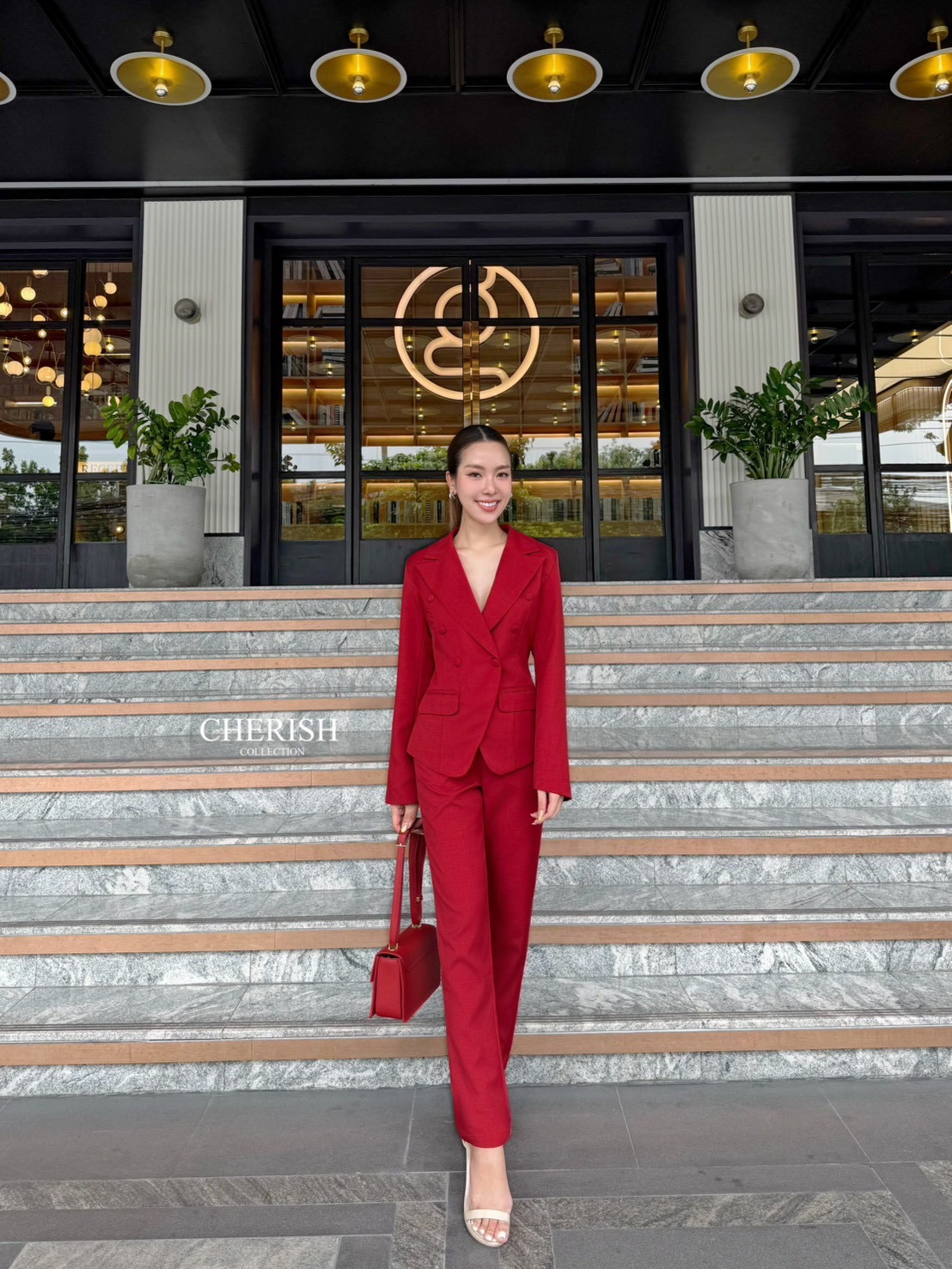 Setsuit เสื้อ+กางเกง เรียบหรู ดูเท่ ทรงสวย ใช้ผ้าดี ใส่สบาย ตัวเสื้อสูทแต่งกระดุม มีกระเป๋า พร้อมซับในทั้งตัว มาพร้อมกับกางเกงขากระบอก มีกระเป๋า 2 ข้าง จะใส่ทำงาน ออกงาน ดูดีสุดๆค่ะ