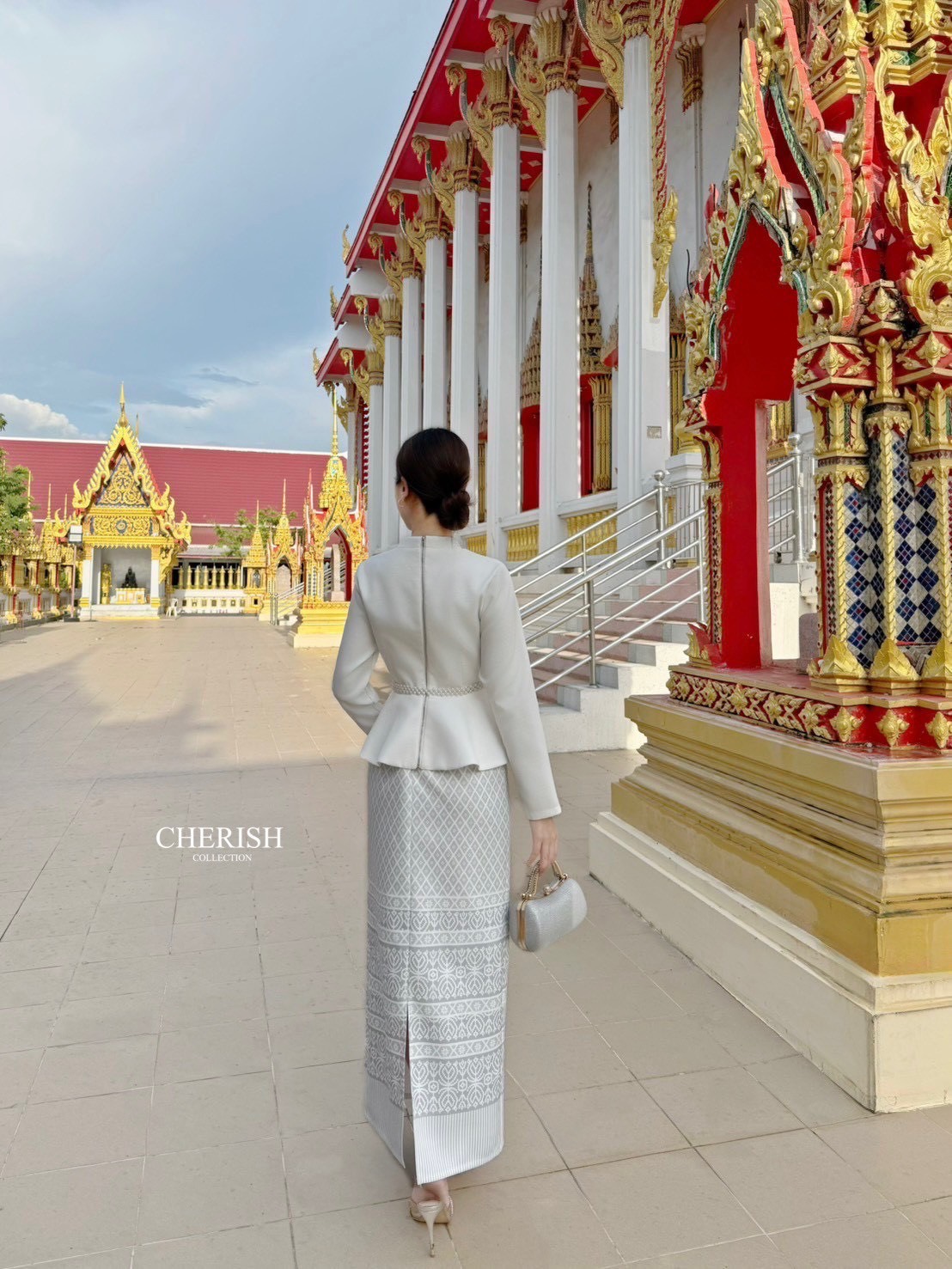 เซ็ท ชุดไทย 4 ชิ้น ตัวเสื้อคอกลมแขนยาวชายระบาย ตกแต่งกระดุมซิปหลังมีฟองน้ำเสริมอก ตัวกระโปรงผ้าพิมท์ลายผับจีบหน้า ผ่าหลังพร้อมซับในอย่างดี มีเข็มขัด+เข็มกลัดแถมให้ด้วย จะใส่เข้าพิธีสำคัญ งานบุญ งานมงคลสมรส จะไปงานไหนรับรองเด่นสุดๆเลยค่า🩷