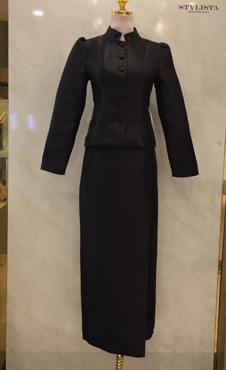 ชุดไทยจิตรลดา แขนยาว คอจีน ทรงเข้ารูป ปลายชายเสื้อทรงโค้งเพิ่มความเฟมินีน • กระดุมหน้าเรียงตัวแนบเนื้อ เรียบหรู เสริมลุคมั่นใจ • บ่าเสื้อมีการเสริมเล็กน้อย เพิ่มความสง่างาม • กระโปรงทรงสอบยาวคลุมข้อเท้า ทรงเรียวสวย ดูภูมิฐาน