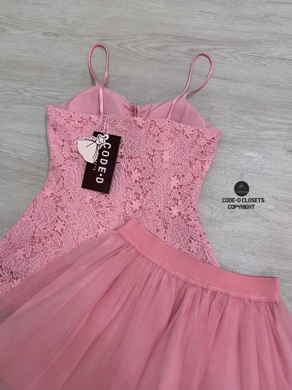 เซต2ชิ้น เสื้อสายเดี่ยวกระดุมหน้าเรียงยาว อกเสริมฟองน้ำ ปลายชายเสื้อแต่งบานออกเล็กน้อย งานเนื้อผ้าลูกไม้สีชมพู แน่นๆ มีชับในอย่างดี แมทซ์กับกระโปรงสั้น แต่งผ้ามุ้งตะข่ายด้านนอก มีชับใน เอวสม็อค