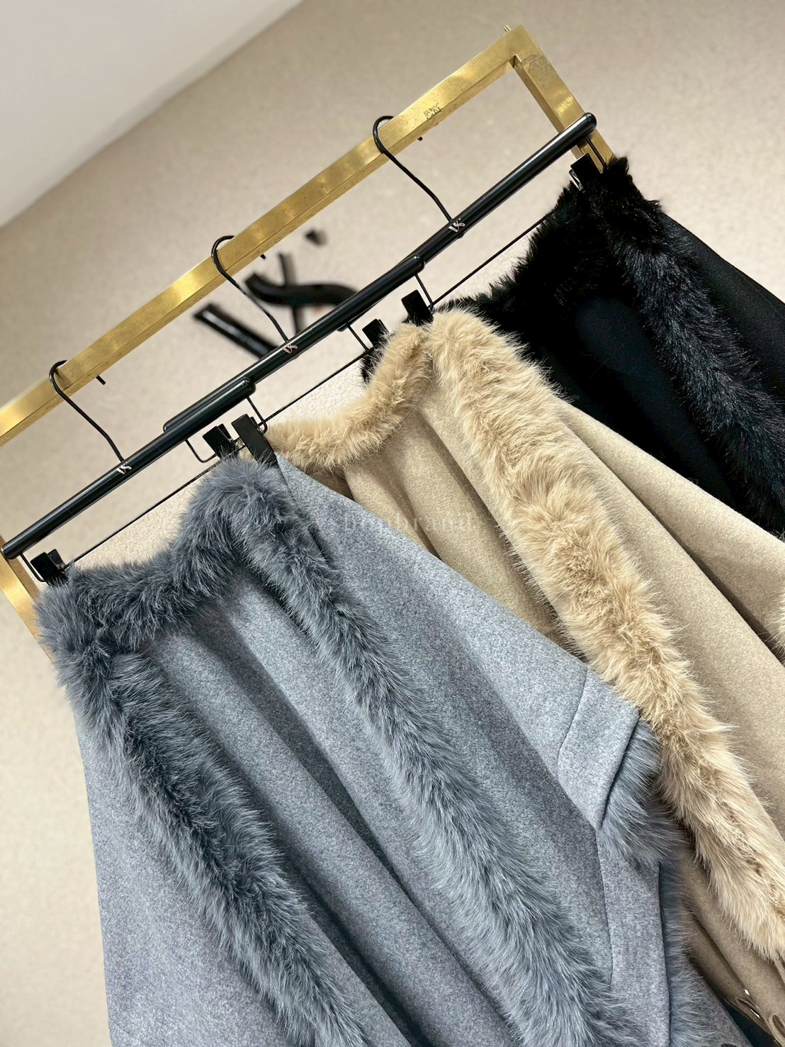 เสื้อคลุมทรงค้างคาวพู่ชาย ขอบเฟอร์