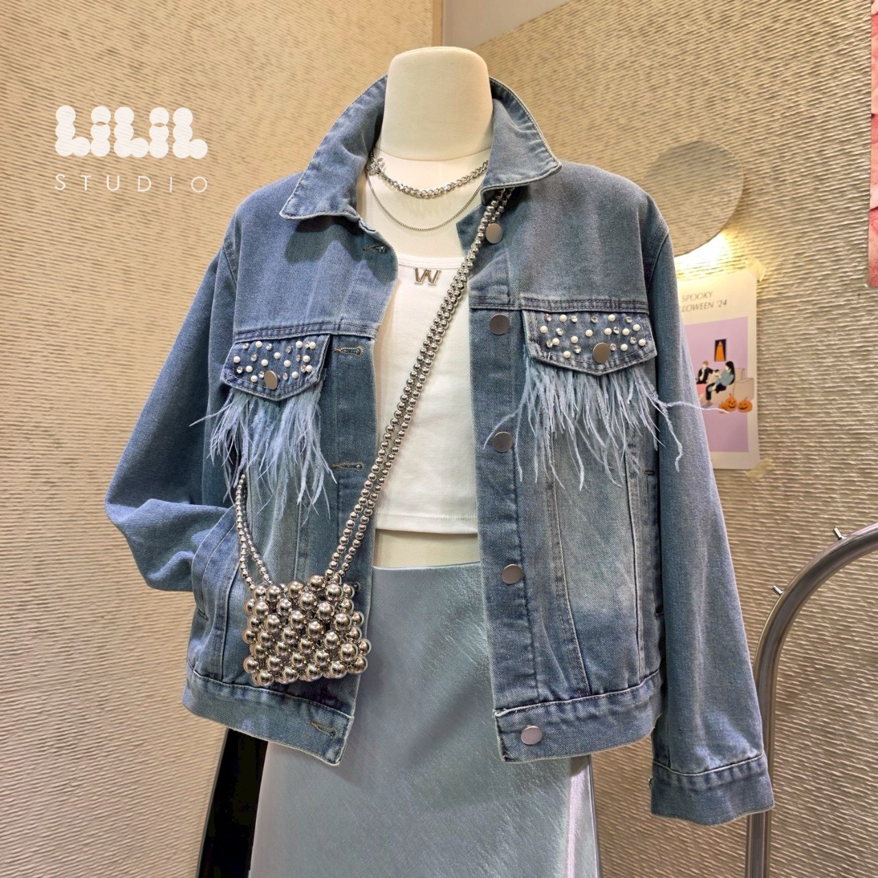 พร้อมส่งค่ะ งานเสื้อคลุมยีนส์คลาสสิก ตกแต่งอะไหล่ กระเป๋าจริง ได้ใส่บ่อยแมตช์ง่ายค่ะ