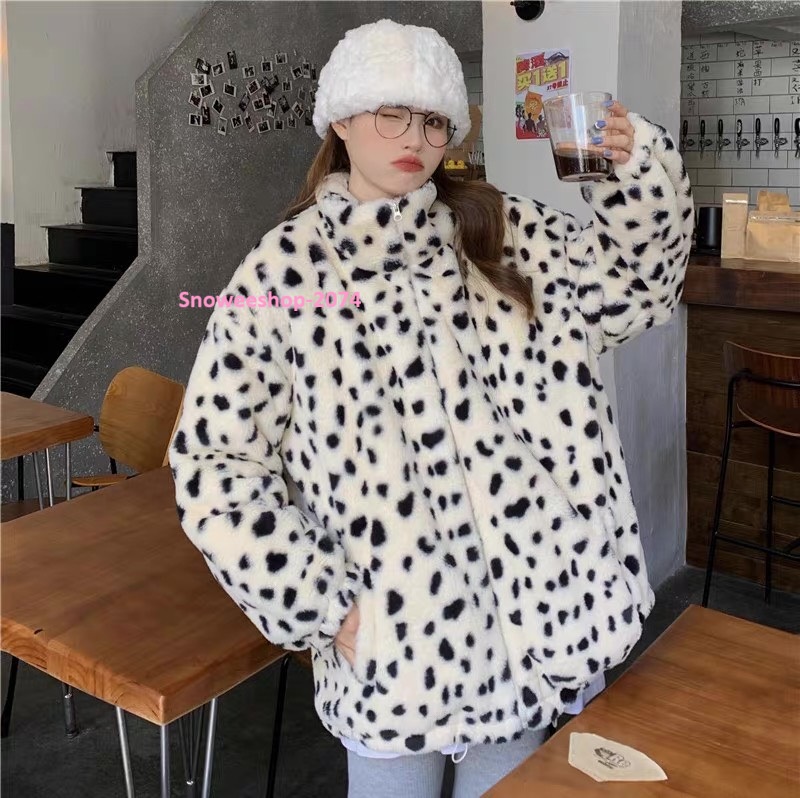 Leopard Lover Must-Have ลายเสือกลับมาแรงอีกครั้ง เสื้อโค้ทขนกำมะหยี่นุ่มฟู ทรงหลวมใส่สบาย สไตล์เกาหลีสุดชิค ใส่เที่ยวต่างประเทศก็ปัง ใส่ในเมืองก็เก๋ อุ่นแต่ไม่อ้วน ใส่แล้วดูแฟสุดๆ ใส่เที่ยวได้ตั้งแต่โซลถึงซัปโปโร พร้อมให้เลือกหลายไซ ใส่ยังไงก็สวยทุกองศา