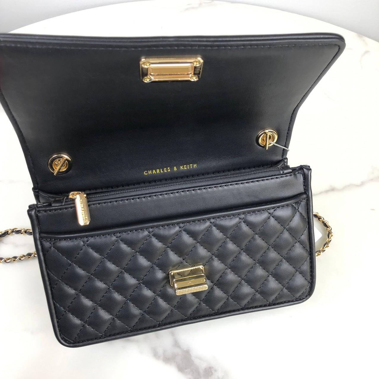 กระเป๋าสะพายแบรนด์เนมชาร์ลแอนด์คีธสีดำลายนวมอะไหล่ทองไฮโซเก๋ๆ Charles & Keith Quilted Clutch Bag