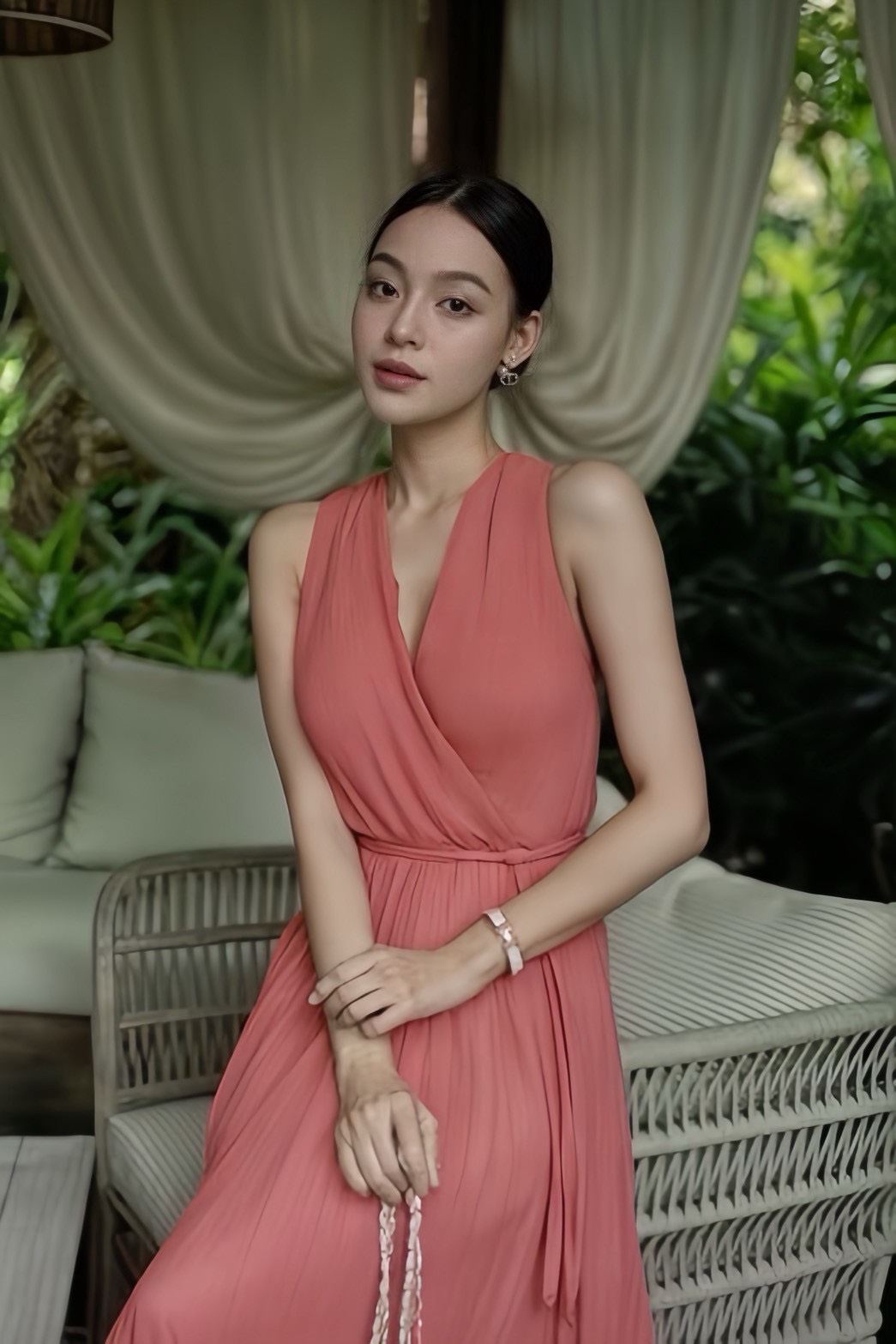 เดรสแขนกุดพลีตสีชมพูตัวยาว มาพร้อมเชือกสานผูกเอว ราคานี้มือต้องไวเลยค่า รุ่นนี้ใส่สวย เนื้อผ้าดีมากกกกกกก ห้ามพลาดเลยค่า