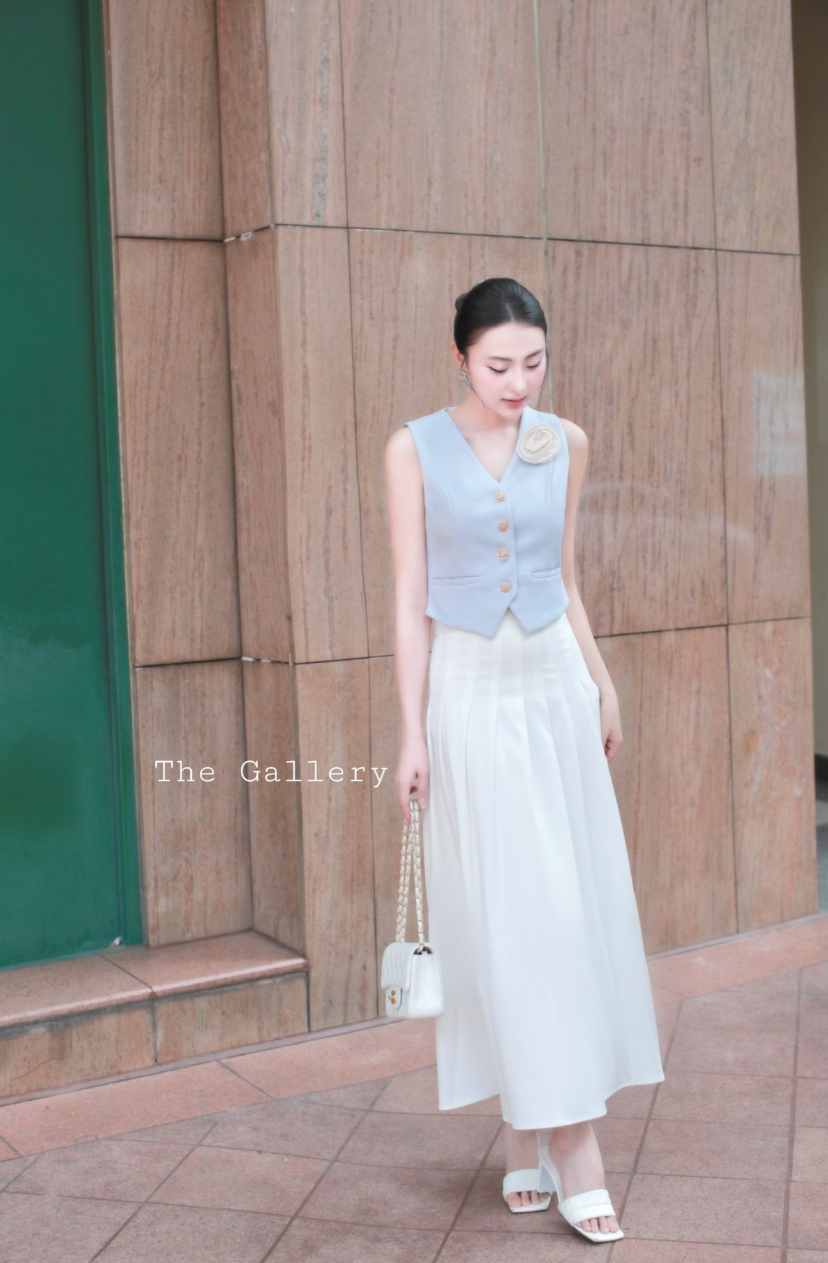 ชุด set พร้อมเข็มกลัดดอกไม้ เสื้อกั๊กทรงสวยและกระโปรงจับจีบรอบชิคสุด ๆ เนื้อผ้าพรีเมี่ยม สวยครบจบในชุดเดียว ราคาสุดคุ้มมากเวอรรรร์ จะทำงาน/ใส่ไปที่ใด ๆ คือ เริ่ดด ห้ามพลาด ตำด่วน.