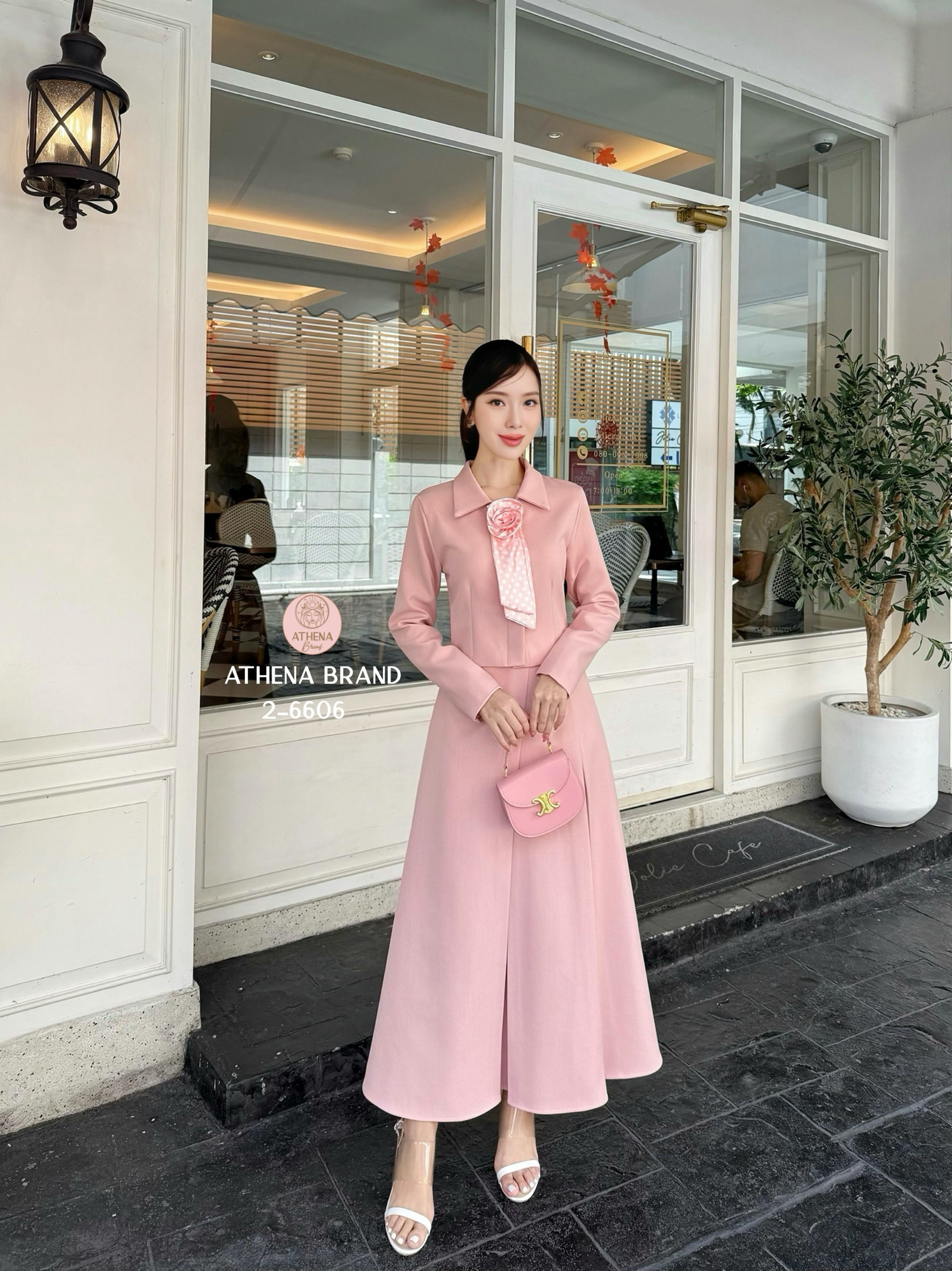 Tag 🔖 :Athena (อธีน่า) Brand Detail :: เสื้อ+กระโปรง+เข็มกลัดดอกไม้ Set 3 ชิ้น เสื้อสูทแขนยาวคอปกดีไซน์ด้านหน้าแต่งกระดุมเรียงสามารถแกะใช้งานได้จริง ตกแต่งเข็มกลัดดอกไม้(สามารถถอดออกได้)ช่วงไหล่เสริมฟองน้ำให้ดูสง่า แมตช์มาคู่กับกระโปรง มีกระเป๋าใช