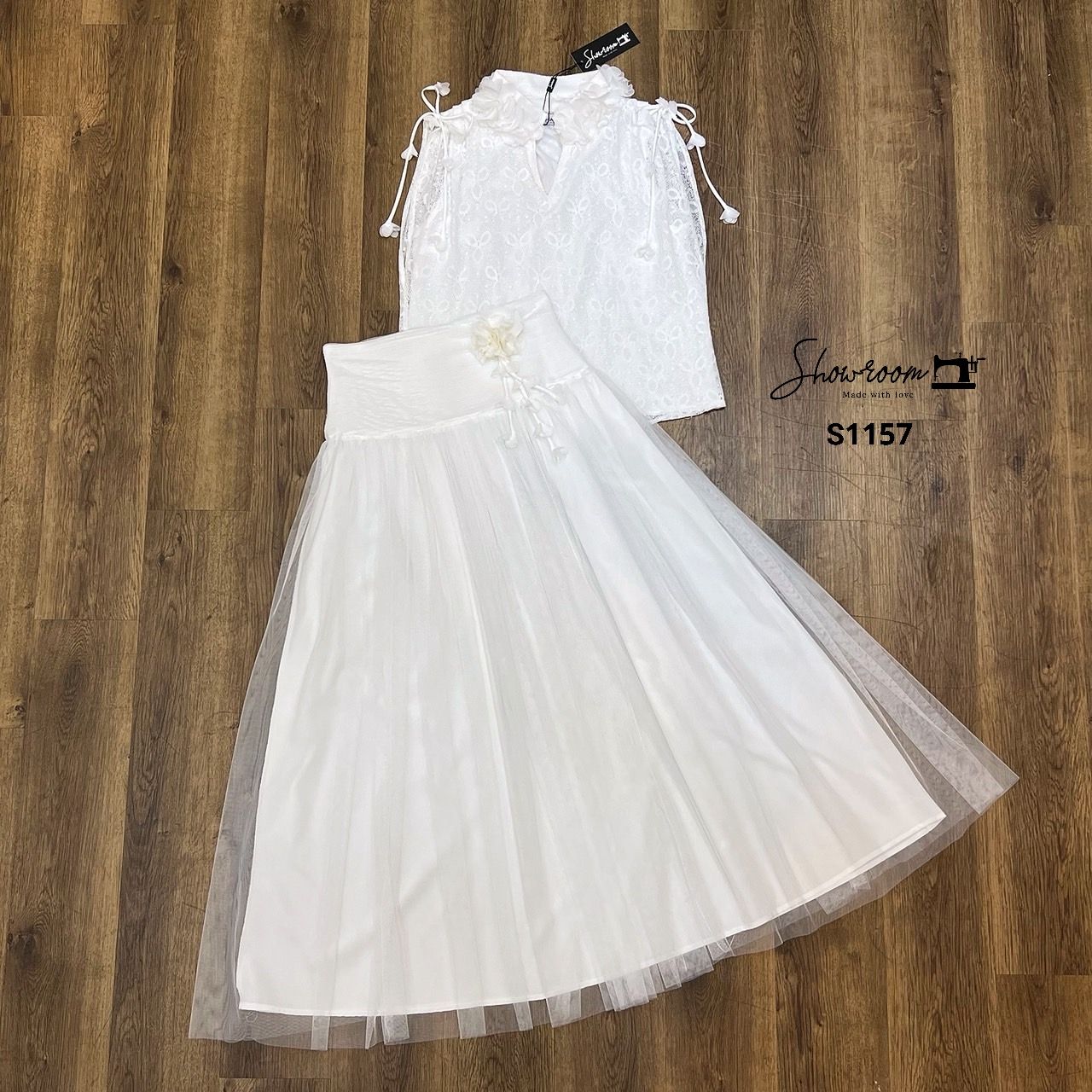 S1157 เรียบหรูดูแพงแต่แอบหวาน ดูลุคเรียบร้อย ต้องให้รุ่นนี้เลยค่ะ ไม่ต้องอธิบายเยอะ ให้ภาพบรรยาย ใช้ผ้าอย่างดีในการตัดเย็บค่ะ มาในโทนสีขาว คอมพลีทลุคครบจบในชุดเดียวค่ะ #showroombrand #งานป้ายshowroom #งานป้ายคุณภาพดี #งานแฟชั่น #เสื้อผ้างานป้าย #เสื้อผ้าผ