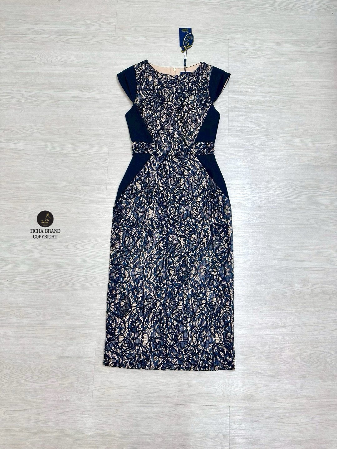 เดรสยาวสีกรมดีไซน์คอปาดแขนล้ำ ช่วงแขนแต่งผ้าซ้อนสองชั้นจับจีบแน่น ช่วงตัวเดรสแต่งผ้าลูกไม้ปักลายนูนแน่นทั้งตัว ( อกเสริมฟองน้ำและซิปหลังซ่อนอย่างดี ) กระโปรงทรงสอบยาวคลุมเข่า ดีเทลผ่าหลังเล็กน้อย ผ้าไม่บางมีซับในอย่างดี คัตติ้งเป๊ะ ทรงสวยผู้ดีมากๆค่ะ